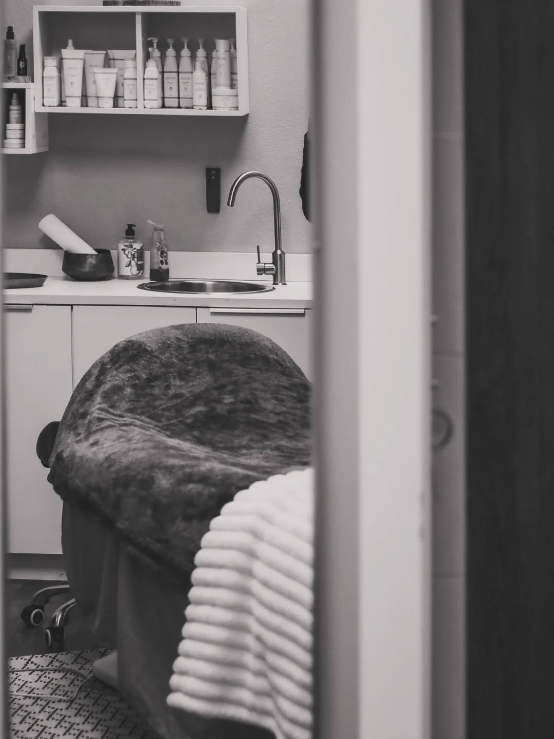 ⭐️⭐️ If you haven't had a facial with our Lead Esthetician, Sabrina, you should *absolutely* book one! Her space is calm and sooooo relaxing! ⭐️⭐️

📸 by @beautyseeker_photography