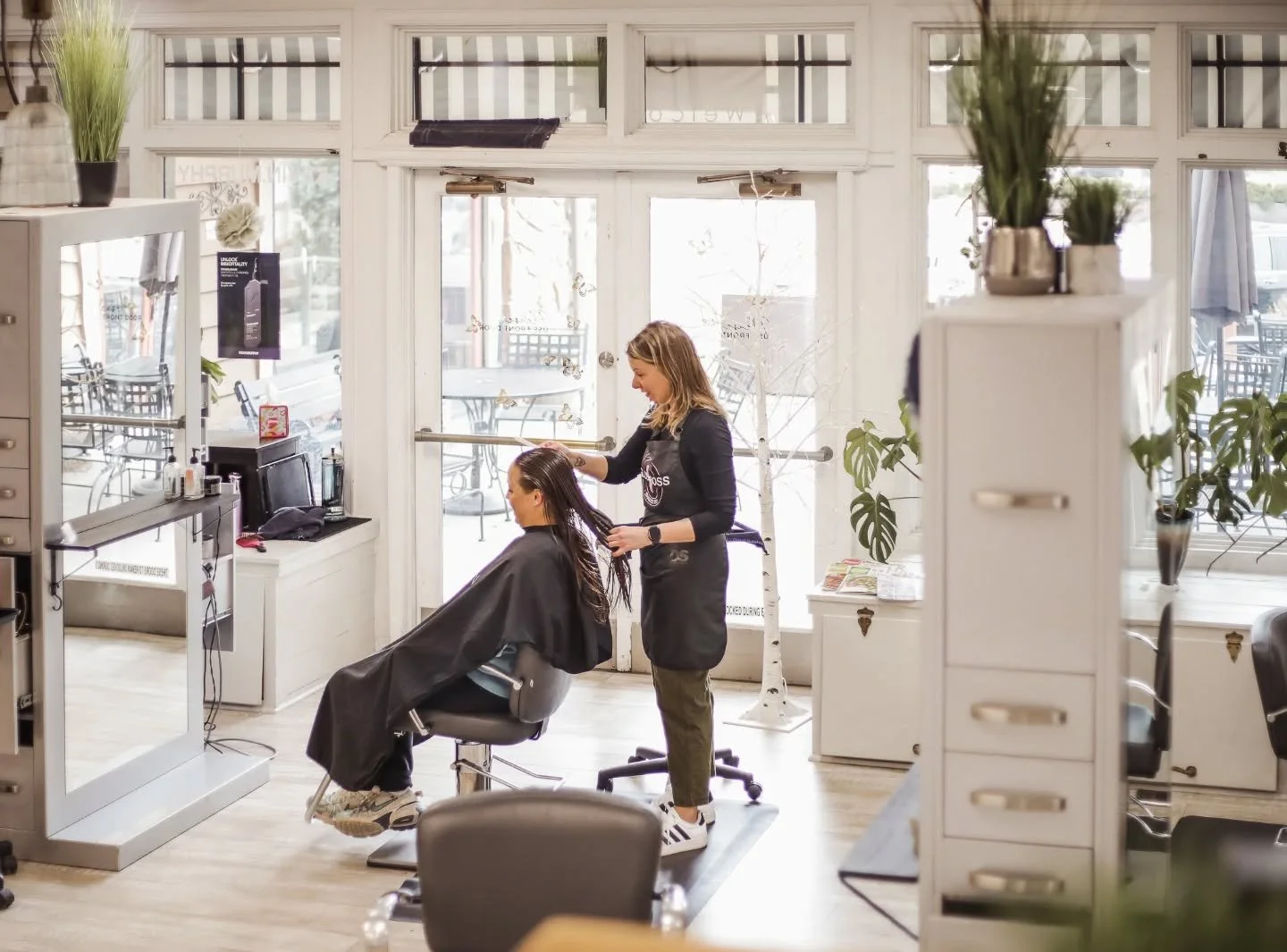 🌿 Let us know if we can get you on the books for an upcoming appointment! It's a great time for a spring color refresh or a new haircut! 🌿

📸 @beautyseeker_photography