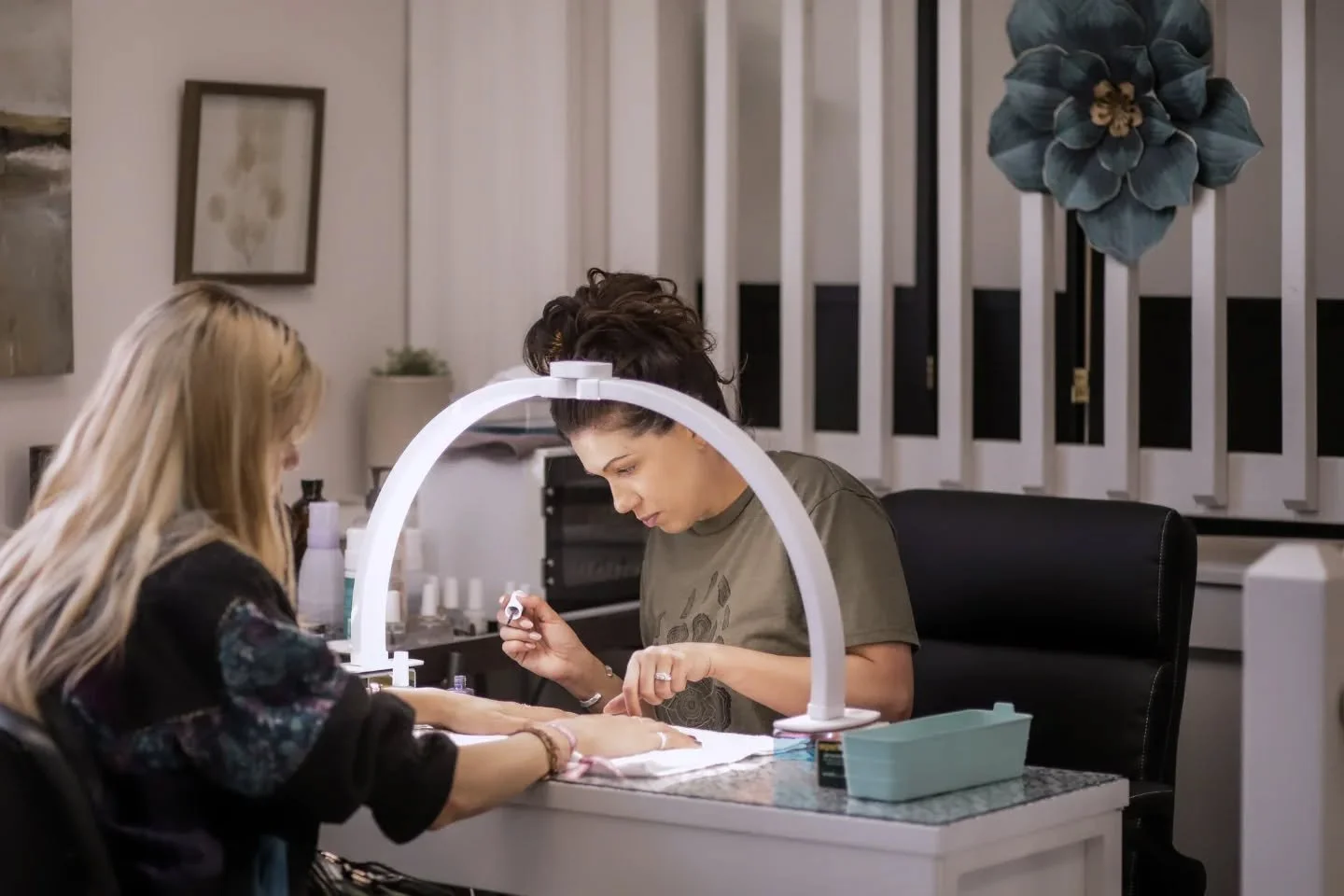 💅 Want *GORGEOUS* nails? Book a @dazzle_dry manicure with Sabrina! Even if you don't want polish, she can get your nails and cuticles looking great! 💅

📸 @beautyseeker_photography