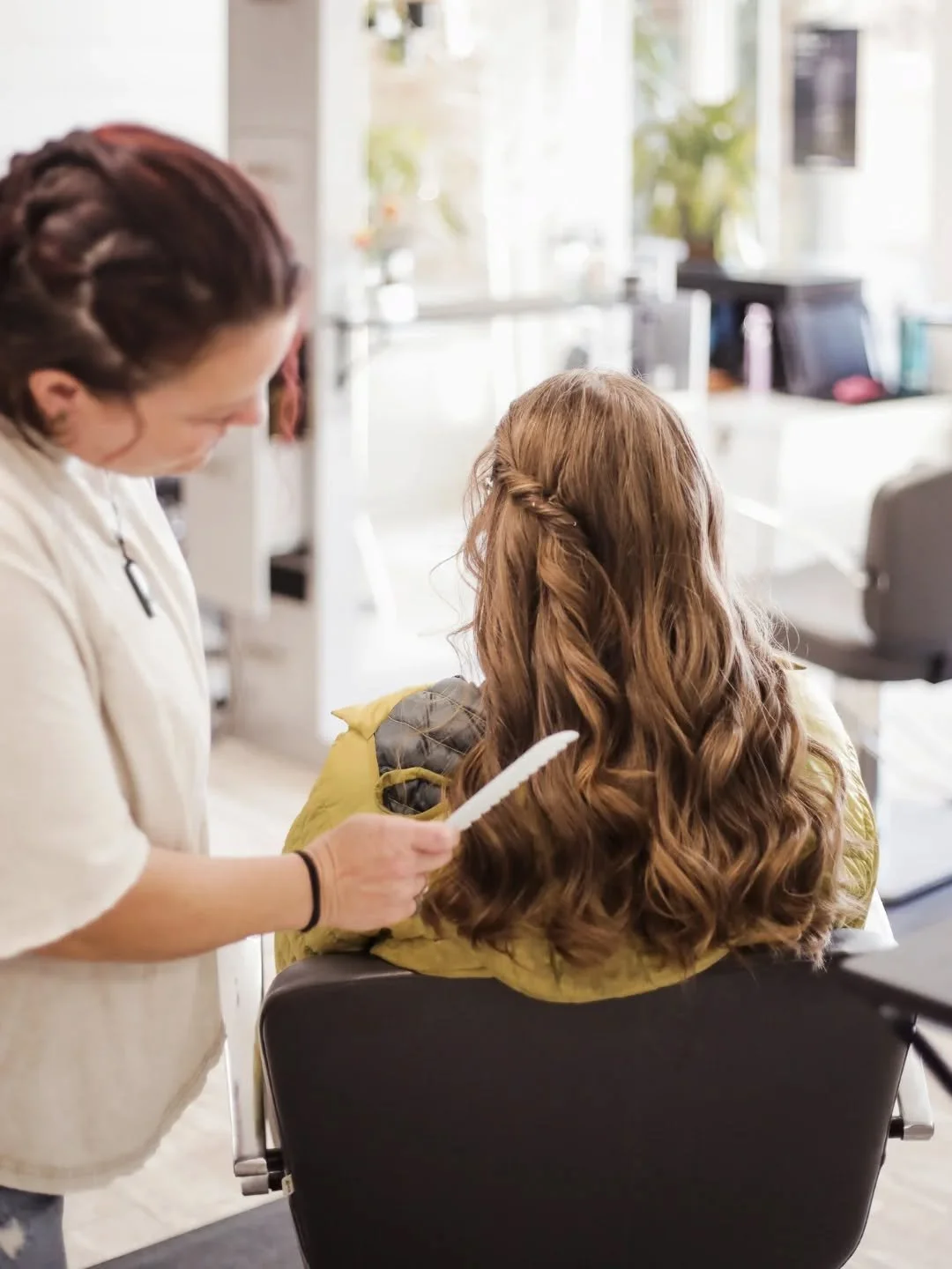 🌸💍 Thinking about a trial for wedding day hair and makeup?? It's totally worth it! A trial is the best way to meet your stylist and let them know all the particulars of your style *before* the big day! 💍🌸

📸 by @beautyseeker_photography