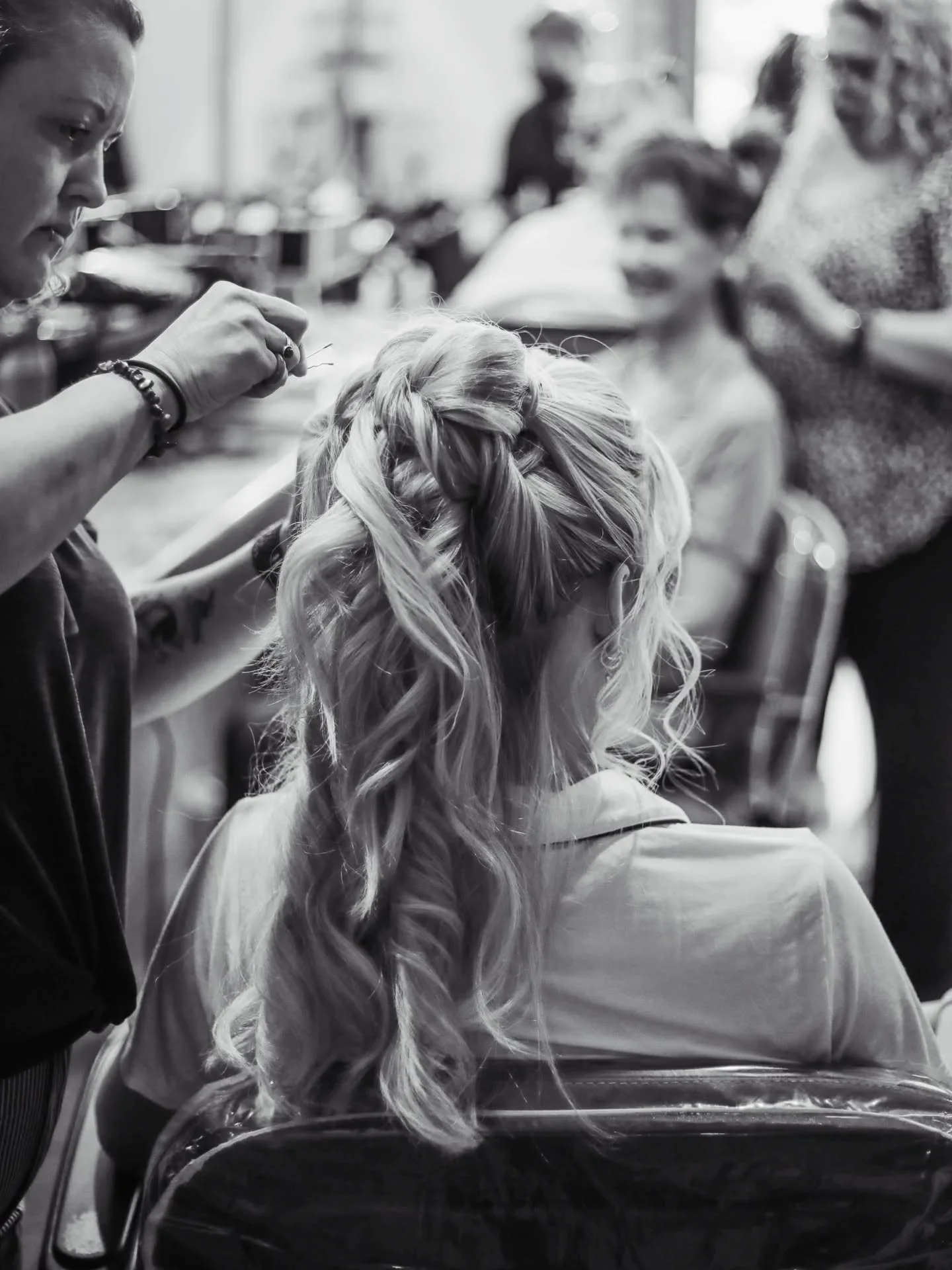 Such an *incredible* wedding on Sunday!

✨️🌸 Congratulations Faith + Brendan!! 🌸✨️

Hair by: 
@alltwistedup.bykt 
@myhairlady67 
@joyful.hair.by.aliah 

Makeup by: 
@sabrinalarimer 
@brookejonesfreedman 

📸 @beautyseeker_photography