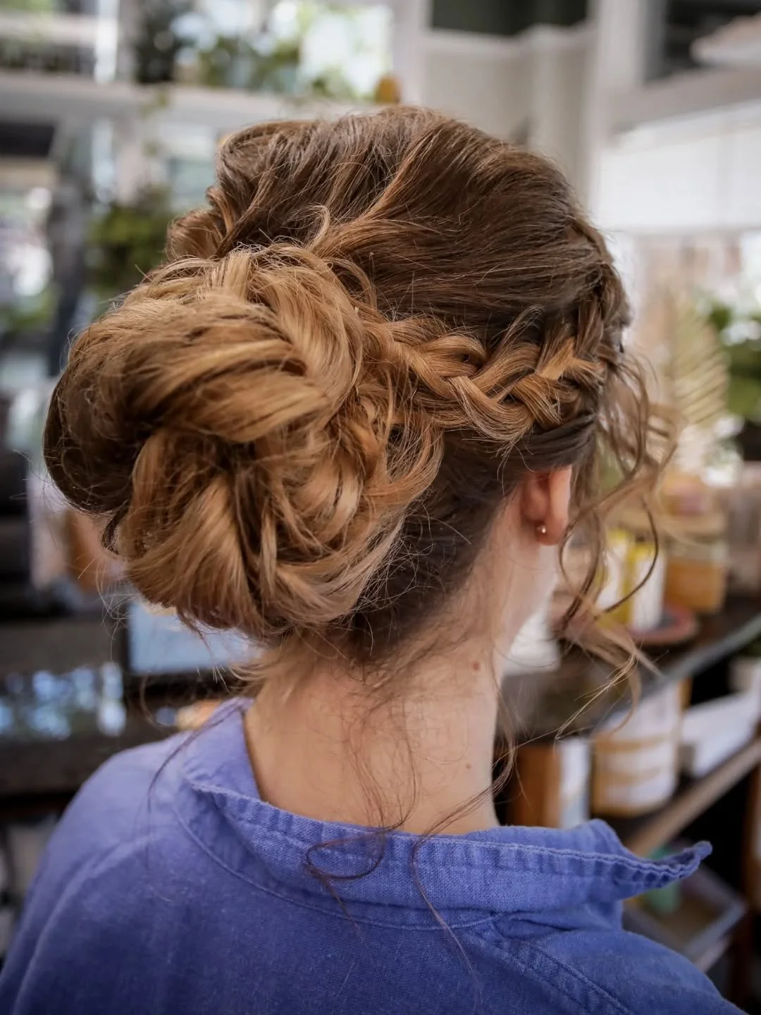 🌸✨️ Such a sweet, braided updo for this wedding guest by @alltwistedup.bykt! ✨️🌸

📸 @beautyseeker_photography