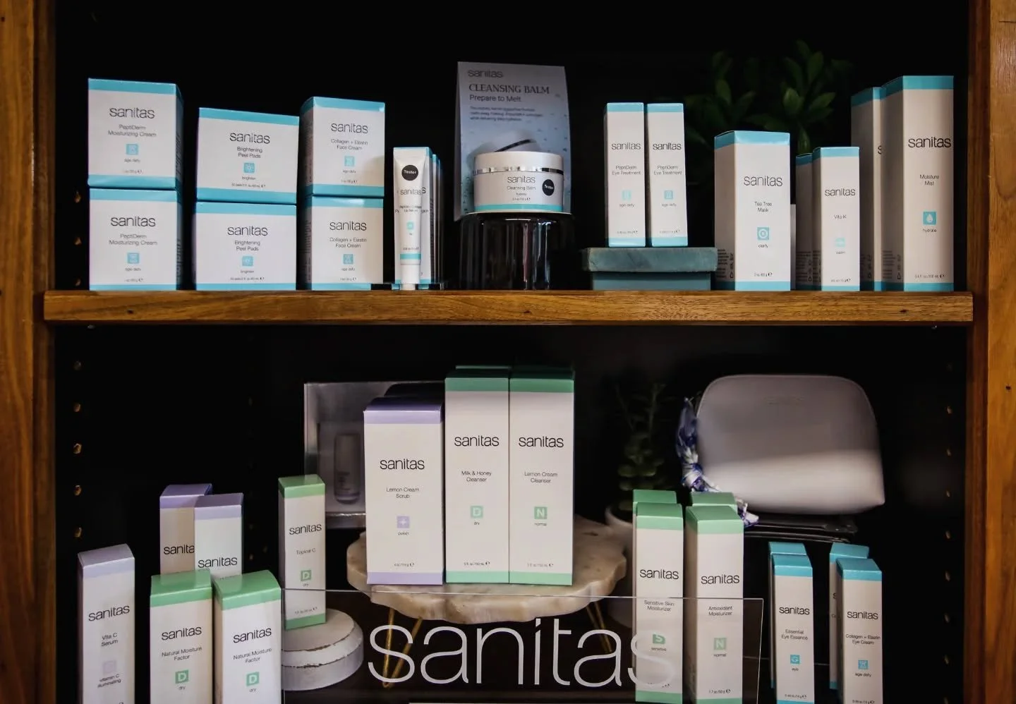 💡An idea we love: book a customized facial with Lead Esthetician, @sabrinalarimer &amp; and let her help you choose the @sanitas_skincare to keep your glow glowing! We'd be delighted to see you soon!! 💡

📸 by @beautyseeker_photography