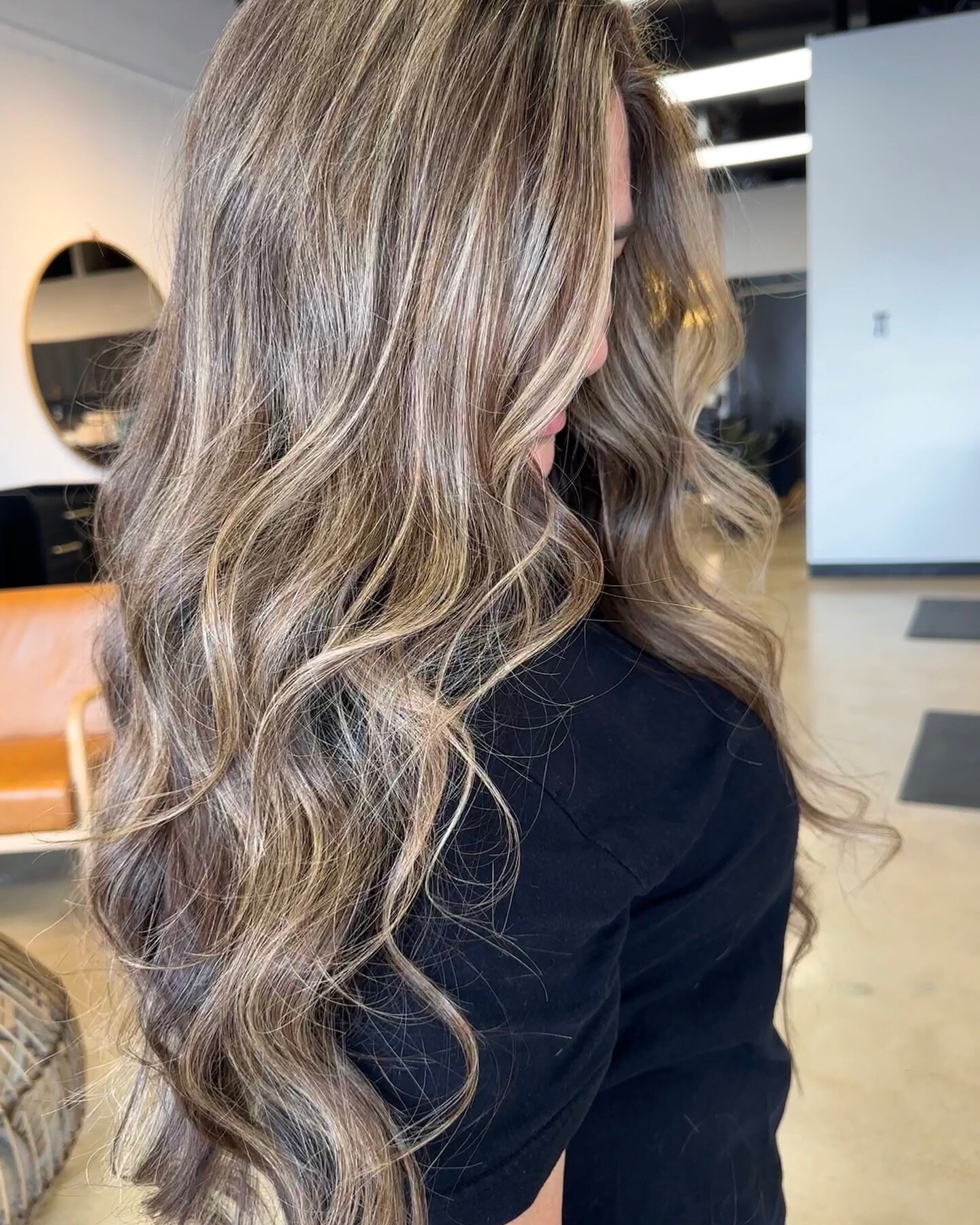 At The Mane salon, we pride ourselves on offering expert services for long hair with stunning blonde highlights. Our highly skilled and experienced stylists are trained in the latest techniques and trends to create a customized look that perfectly su