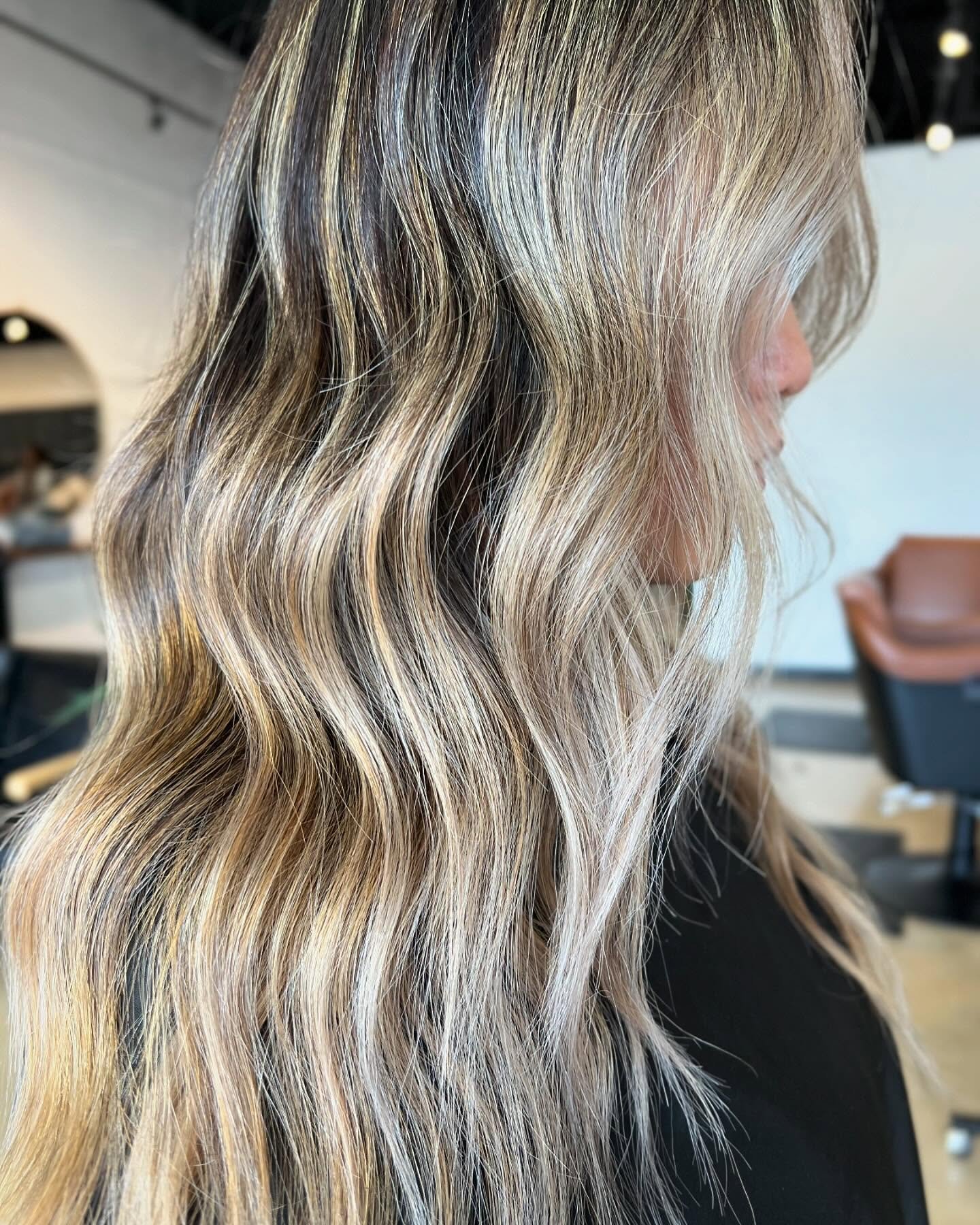 Lived in color🫶🏻

#denverhair #denverhairstylist #denverhairsalon #behindthechair_com #behindthechair #oneshot #lanza #lanzahaircare #lanzacolor #balayage #livedincolor