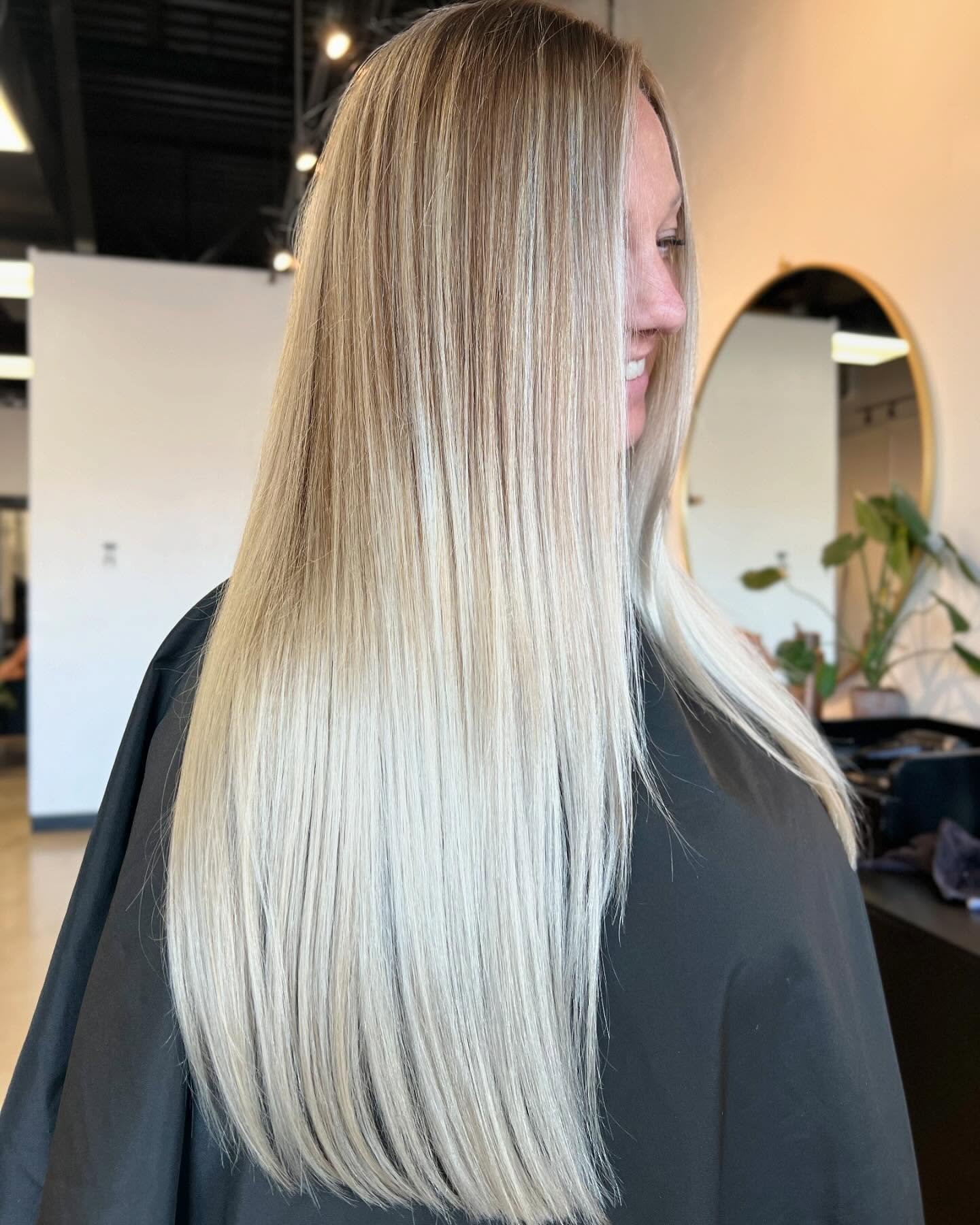 Creamy blonde🤪🤍

#denverhair #denverhairstylist #denverhairsalon #behindthechair_com #behindthechair #oneshot #lanza #lanzahaircare #lanzacolor #highlight #blondehair