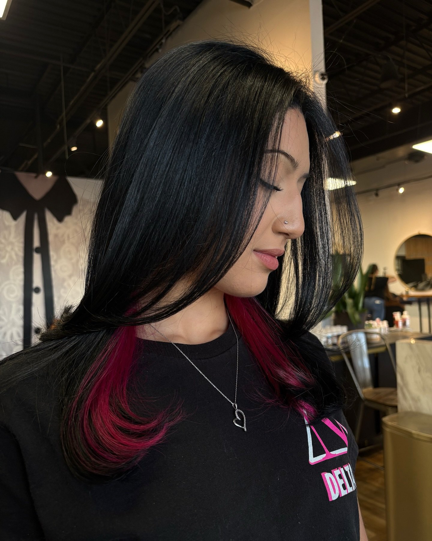 Cutie little peek-a-boo 💗🎀
&bull;
&bull;
&bull;
&bull;
&bull;
#coloradohairstylist #coloradohair #thorntonhairstylist #thorntonhair #randco #randcolor #dangerjones #dangerjonescreative #pinkhair #blackhair #peekaboo