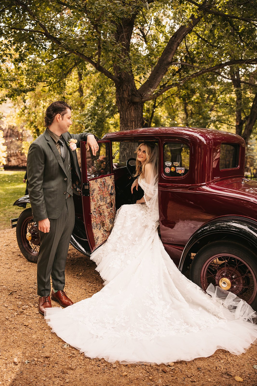 sarah+dylan-EmilyElizabethPhoto-Oct2025-vintage-car.jpg