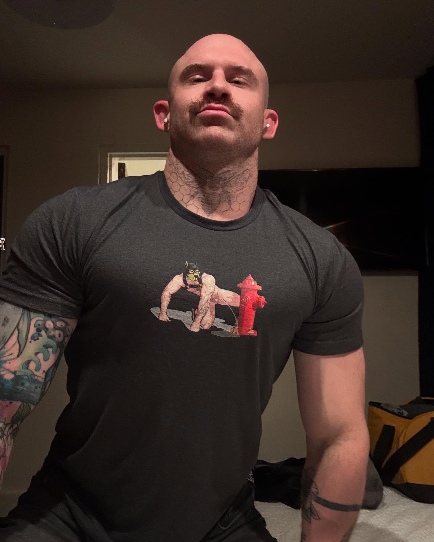 @deandantenyc looking sexy in our Pissing Pup tee.
.
.
Available as a shredder or tee at flexgearonline.com
.
.
Spring Sale still live! Use ‘SpringPup’ at checkout!
.
.
#FLEXgear #KinkCulture #gaypride #LGBTQBusiness #PrideApparel #PupL