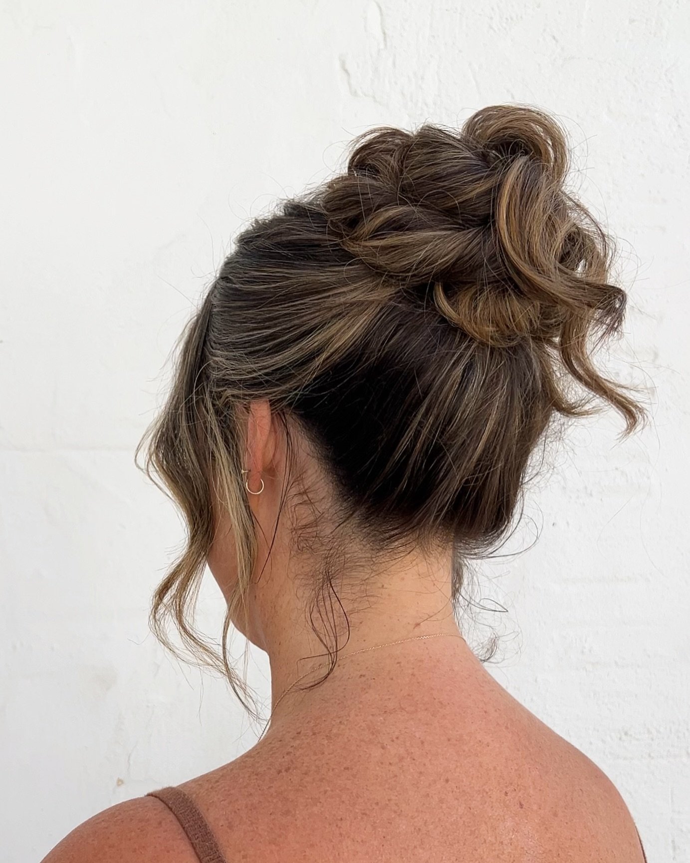 Love me a flirty, effortless, messy bun 🫶🏼

#updo #bridalupdo #bridalupdos #messybun #highbun #losangeleshairstylist #lahairstylist #longbeachhairstylist #ochairstylist #bridalhairinspo #beyondtheponytail
