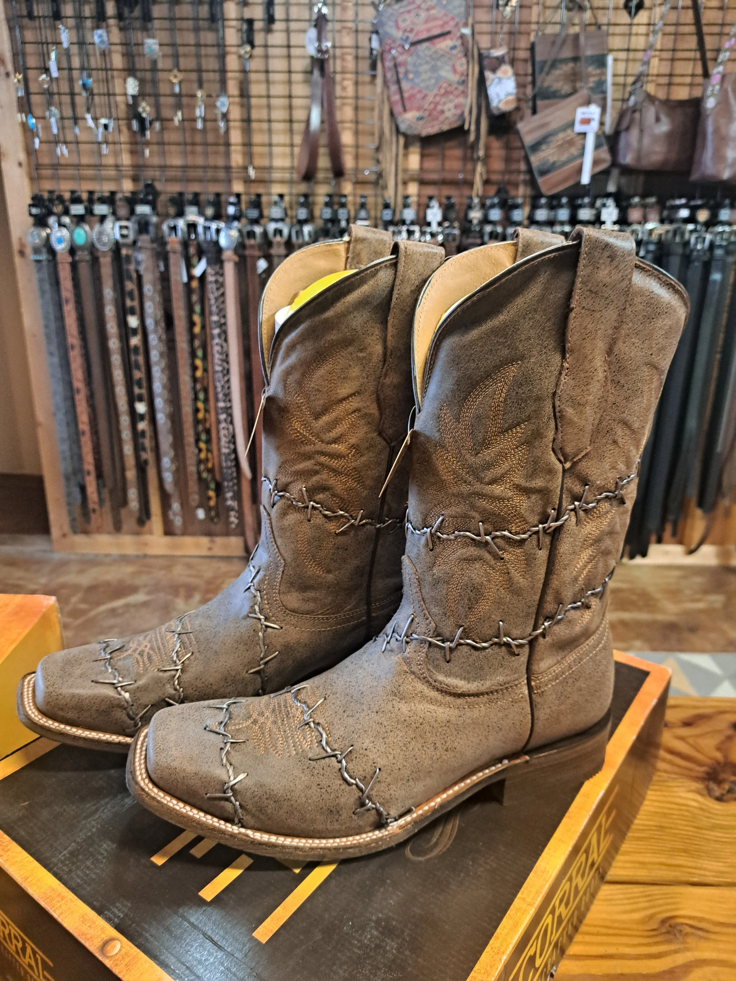 CORRAL BARBED WIRE SQ TOE