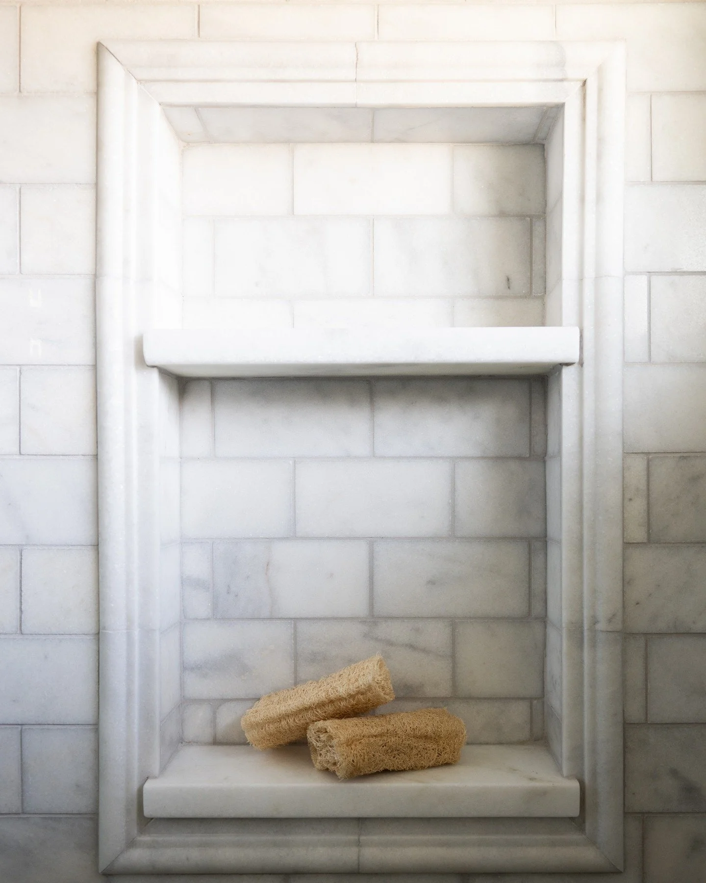 Honed Carrara marble will always have our heart 🤍

Soft, timeless, and effortlessly elegant &mdash; it brings a quiet luxury to a primary bathroom without trying too hard. Classic for a reason.

Interior Design: @alyssacollinsdesign 
Build: @jamesgr
