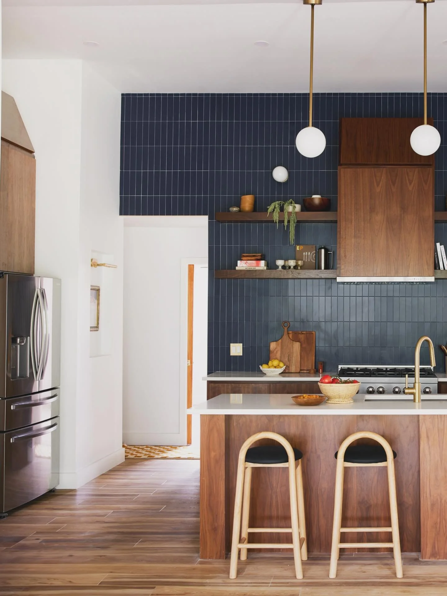 We don&rsquo;t get to do mid-century modern often &mdash; but when we do, it feels like coming home to something that&rsquo;s been waiting for us all along.
There&rsquo;s a clarity to it. A confidence. Nothing extra, nothing apologizing. Just warm wo