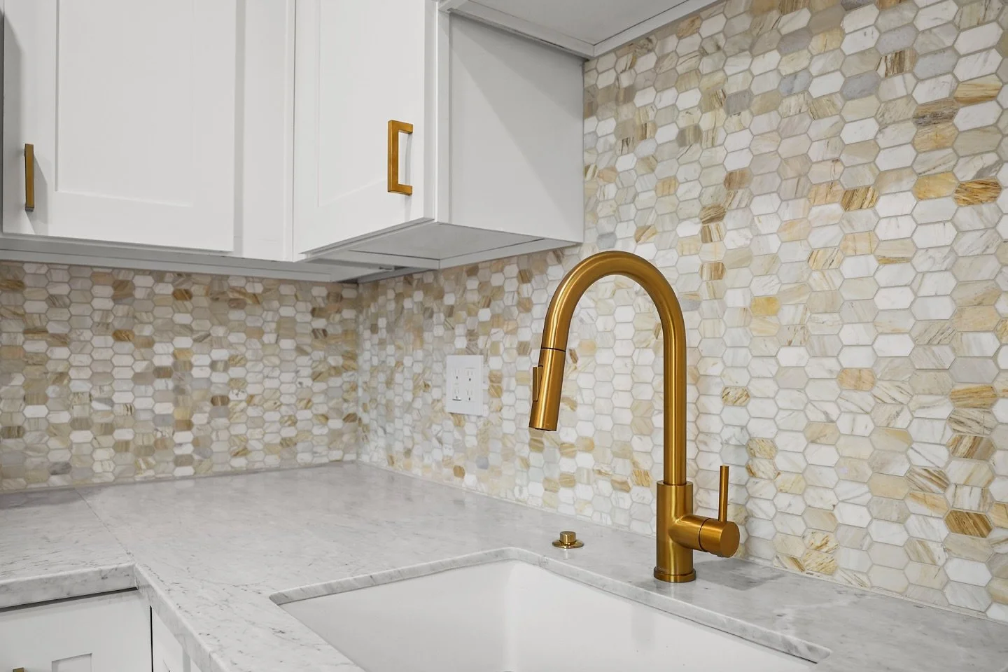 Luxury is in the details ✨ This kitchen makeover is all about timeless elegance&mdash;marble countertops, a stunning backsplash, and gold accents that make a statement! Would you add this to your dream home? ⬇️ Drop a 🔥 if you love it!

#DreamKitche