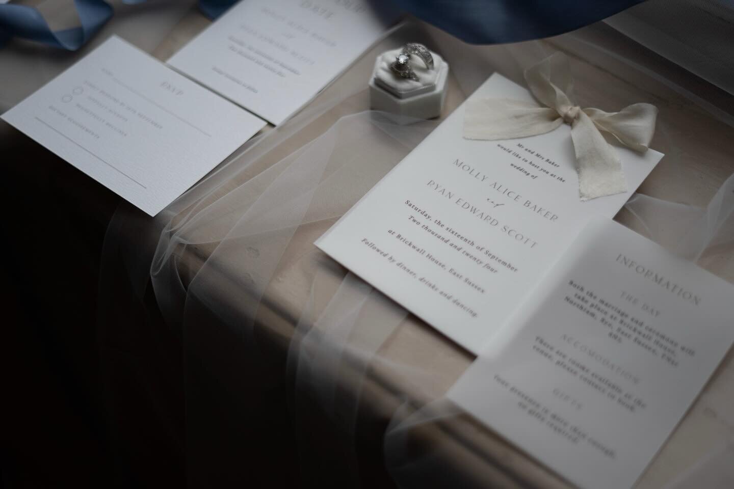 The Dahlia semi-bespoke collection 🤍 

Elegant and timeless and can be personalised to suit your day. Cardstock, print method, sizes and wording can all be customised and you can add ribbon, wax seals, belly bands etc for a luxury finish.

If you wo