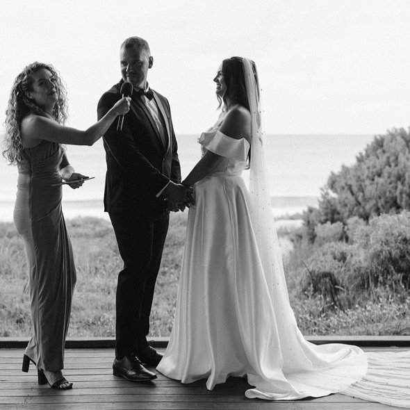Little Miss A and her big bro Mr L had the very important job of pronouncing their mum and dad as officially married&hellip;but just as Miss A was about to take center stage, nature called! 🚽😂 

So we hit pause on the big moment, threw in some impr