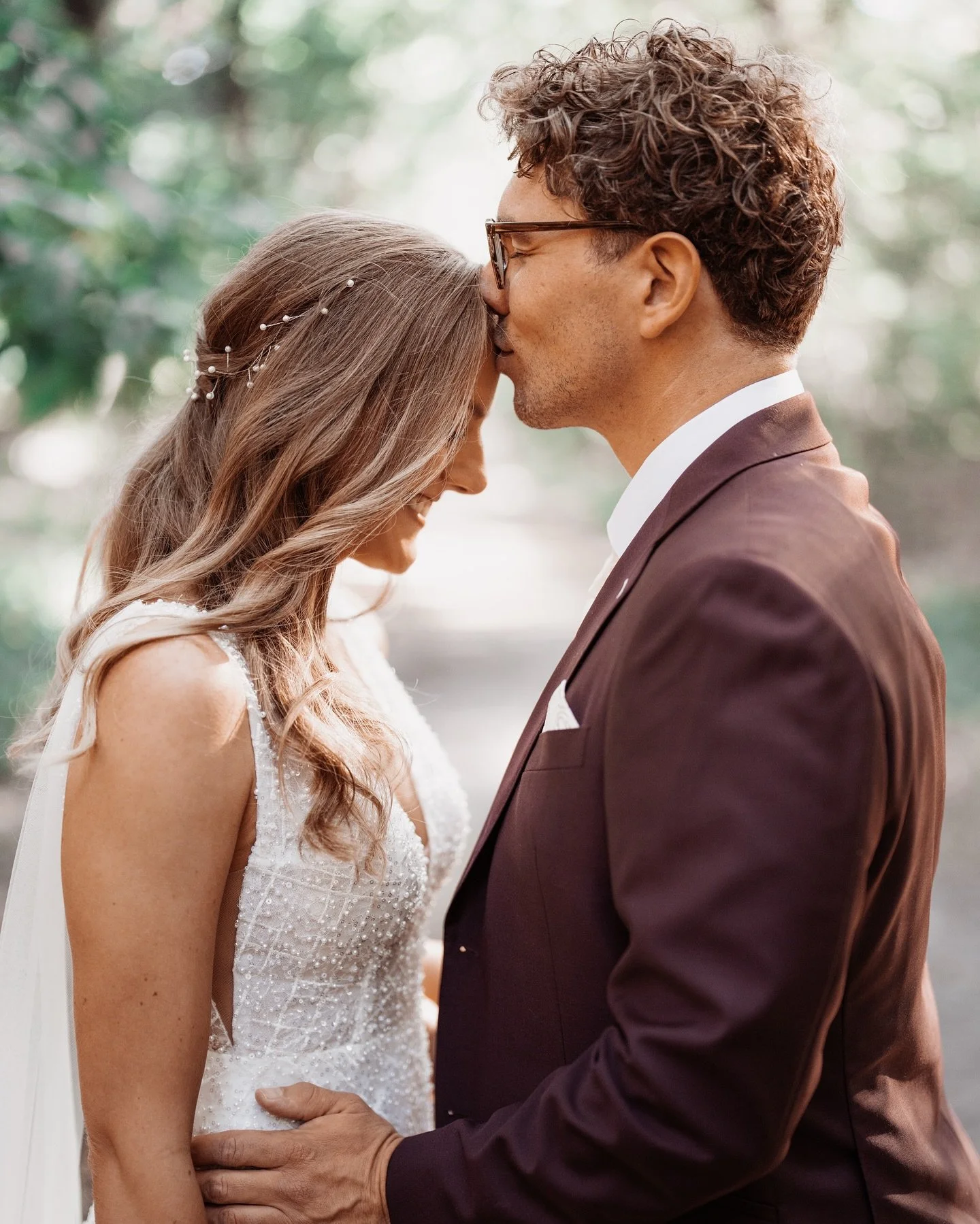 B&M 😍 Enkele weken geleden had ik de eer om dit prachtige koppel vast te leggen op hun trouwdag! In de bossen bij Breda en op de schitterende locatie @hotelnassaubreda. Wat een topdag vol liefde ❤️
Ik heb een apart Instagram account gemaakt voo