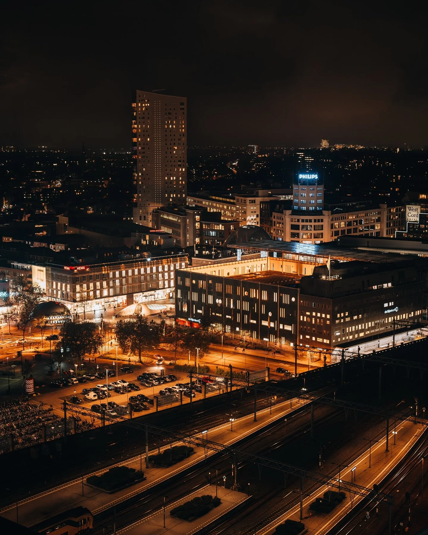 Eindhoven by night (or 4pm..), ‘tis the season of dark photos 😉
📸: Sony A7R V - 50mm F1.2 GM
#photooftheday #photography #streetphotography #eindhoven #eindhovencaptured #city #street #clouds #sky #skyline #sunset #architecture #building #u