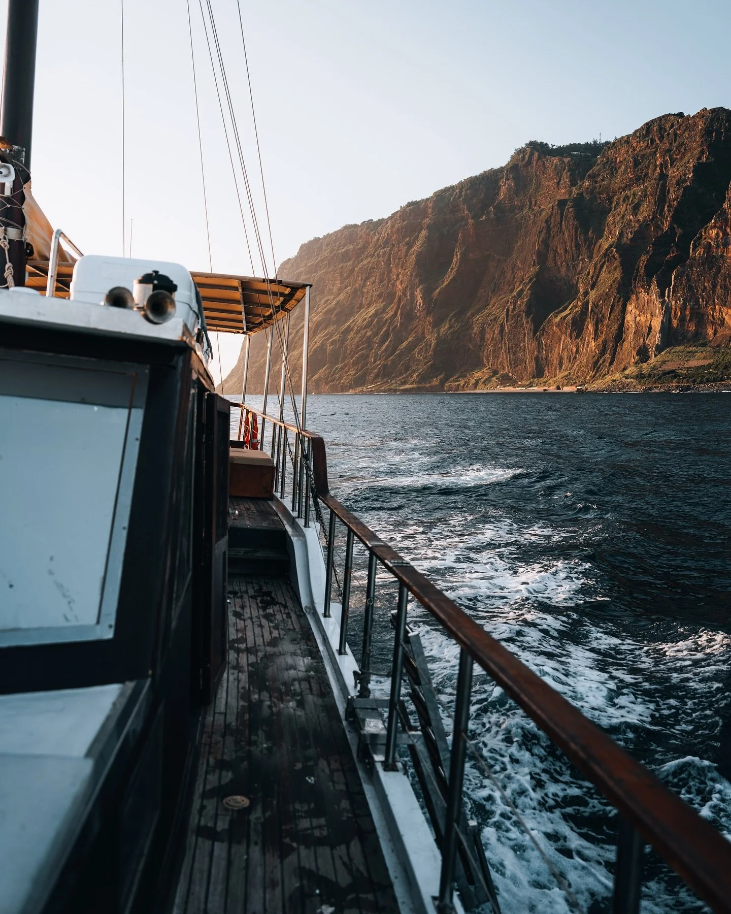 Sailing along Madeira’s cliffs at sunset 😍
📸: Sony A7R V - 24-70mm F2.8 GM II
#photooftheday #photography #streetphotography #madeira #city #street #clouds #sky #madeiraisland #portugal #sunset #hike #mountains #nature #cliffs #boat #sony #