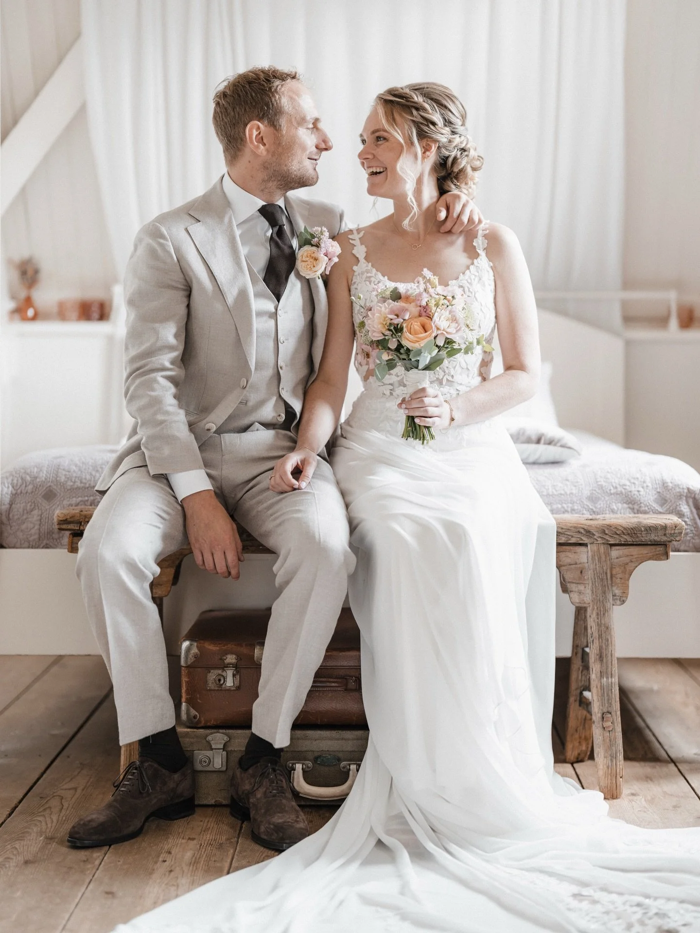 R&amp;J bij @kasteelwijenburg 😍

#photographer #wedding #weddingphotography #weddingdress #weddinginspiration #trouwfotograaf #trouwdag #trouwlocatie #trouwjurk #trouwinspiratie #trouwfotografie #bruiloft #bruiloftfotograaf #bruiloftfotografie #brui