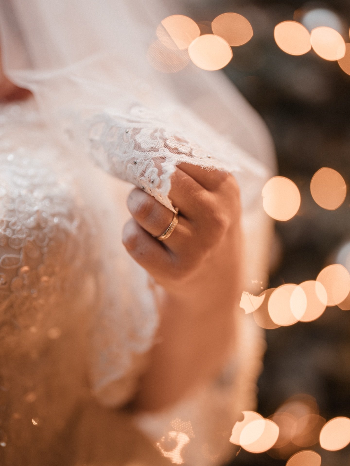 De kerst bruiloft van C&amp;F vorig jaar 🥰🎄 gefeliciteerd met jullie 1-jarig jubileum @lavenderrosesmusic ❤️

#bruiloft #trouwfotograaf #bruiloftfotograaf #kerstbruiloft #trouwfotografie