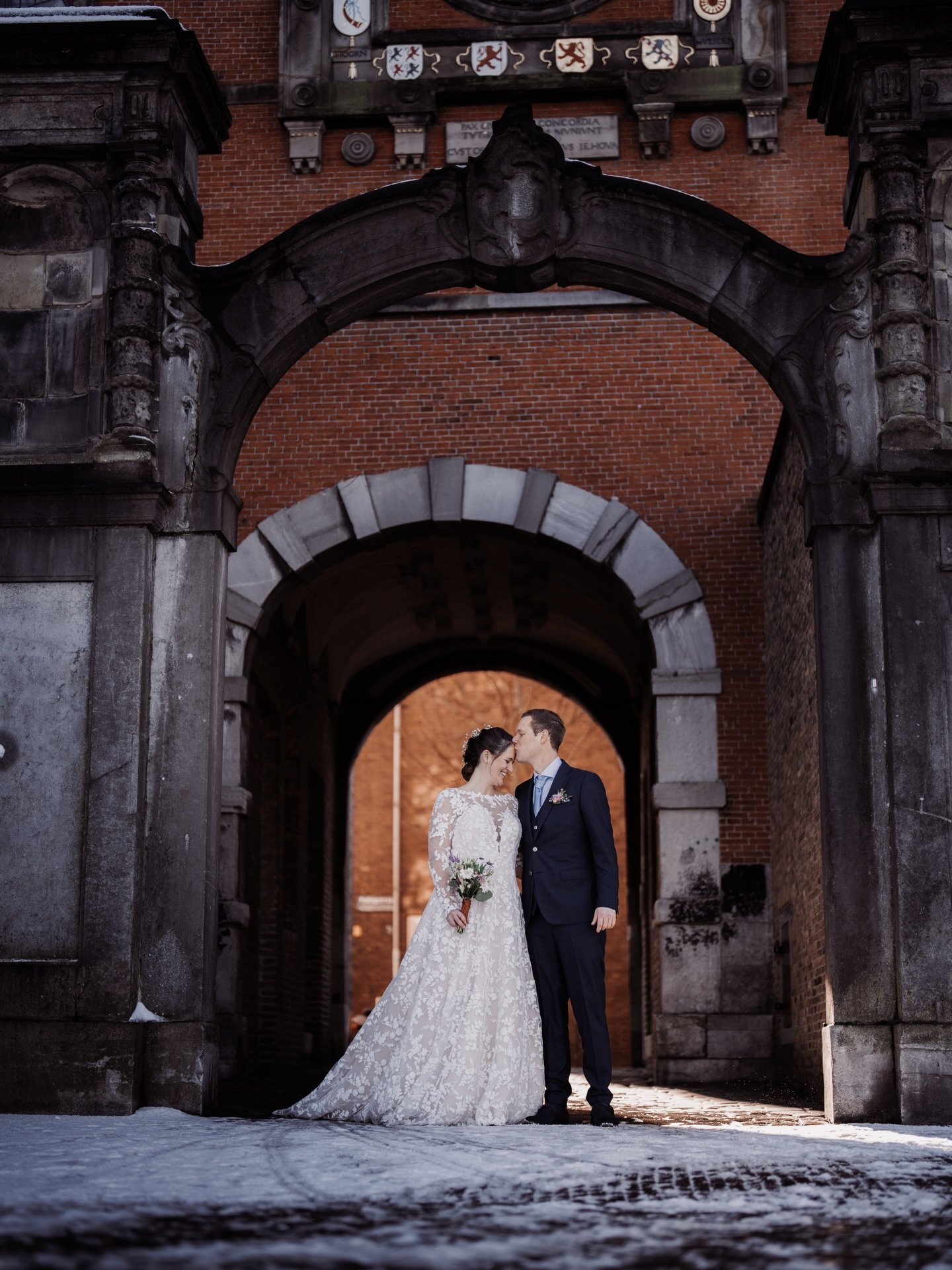 Trouwen in de sneeuw 😍 2 jaar geleden deden S&amp;C dat in Dordrecht! Fun fact: dit was de 2e bruiloft die ik vastlegde. Wat een mooie reis sindsdien!

#bruiloft #bruiloftfotograaf #trouwen #trouwfotograaf #sneeuw