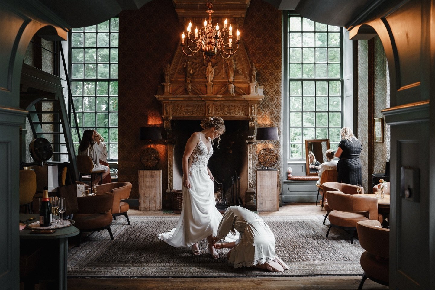 Klaarmaken in stijl 😍 in @kasteelwijenburg 

#trouwfotograaf #bruiloftfotograaf #kasteelwijenburg #trouwfotografie #trouwinspiratie