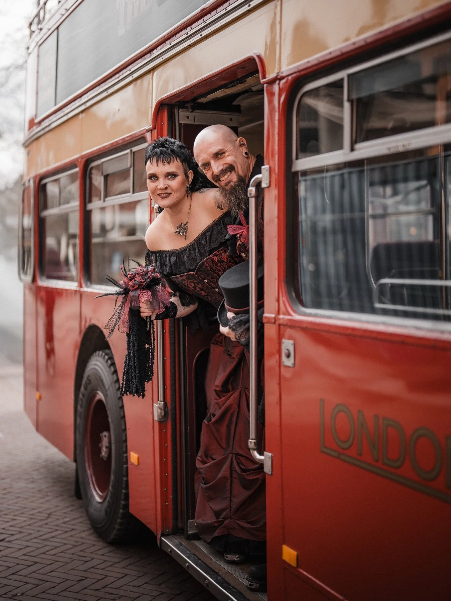 De eerste bruiloft van 2026 zit er weer op, en wat voor een 😍 heel cool om een steampunk-style bruiloft vast te leggen!

Swipe voor de making of 😁➡️

#bruiloftfotograaf #steampunk #cosplay #trouwfotograaf #bruiloftinspiratie