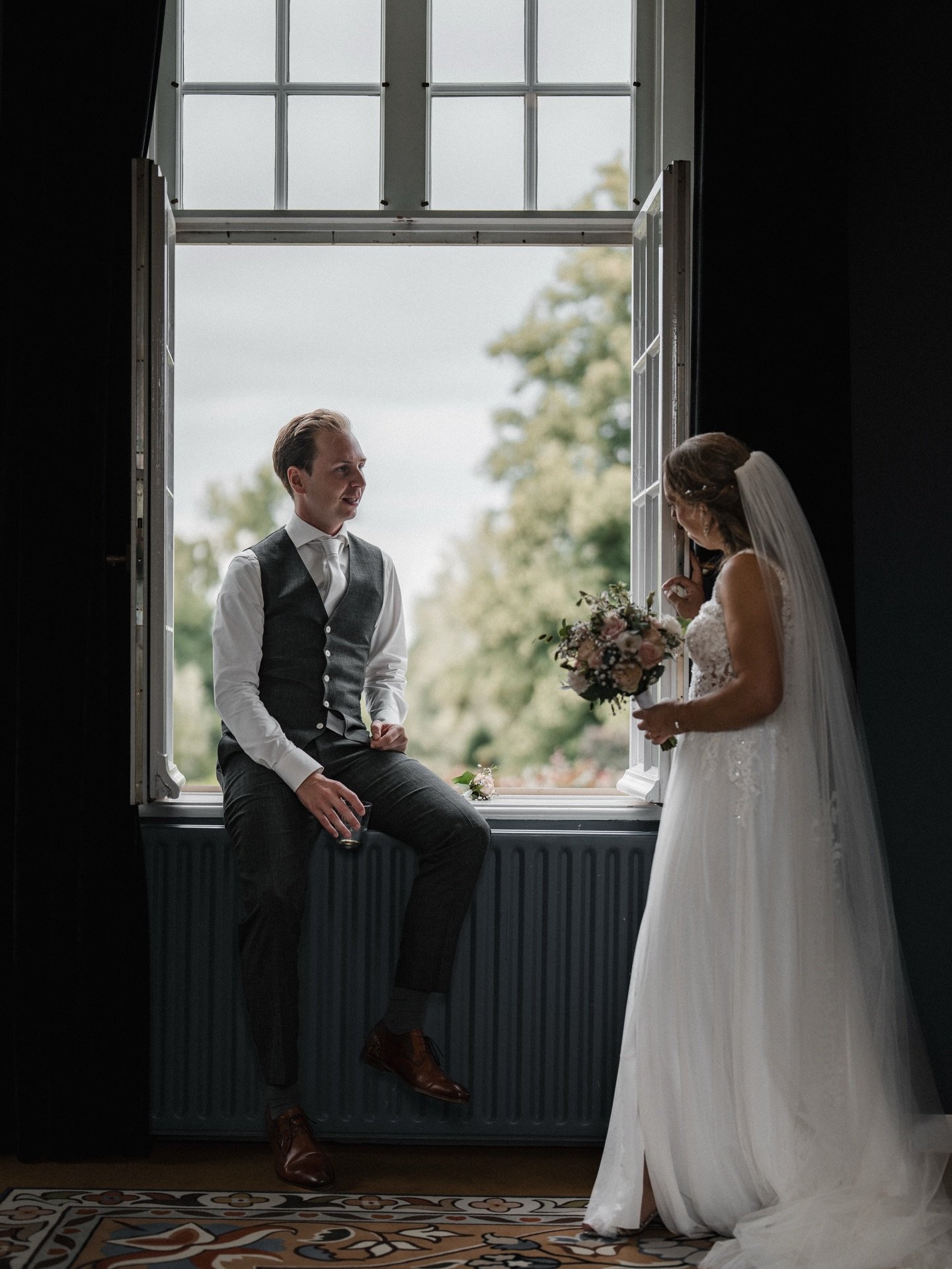 Vol spanning wachten tot de gasten klaar zitten voor de ceremonie 🥰

#trouwfotograaf #weddingphotographer #bruiloftfotograaf #bruiloft #kasteelmaurick