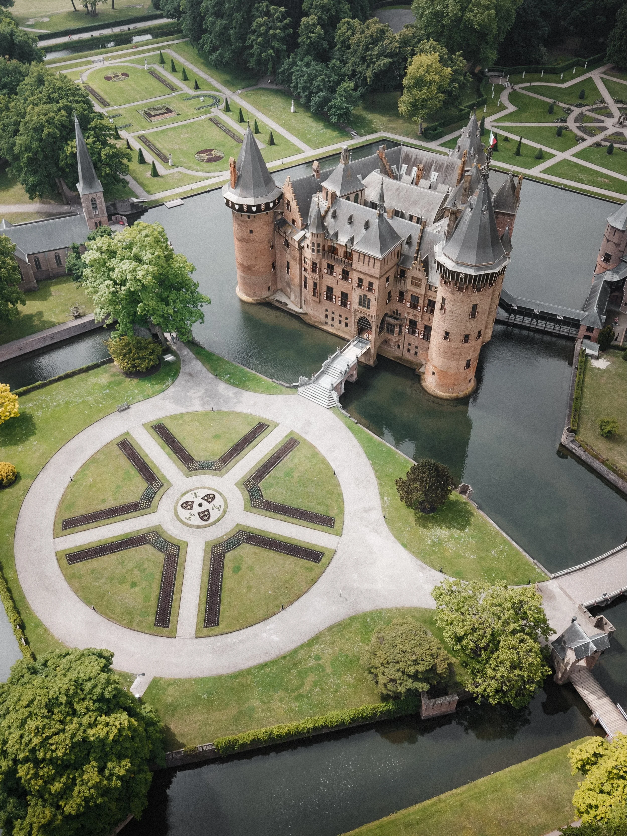 Een van de mooiste locaties waar ik vorig seizoen ben geweest 😍 @kasteeldehaar 

#trouwfotograaf #bruiloftfotograaf #dronephotography #castle #kasteeldehaar