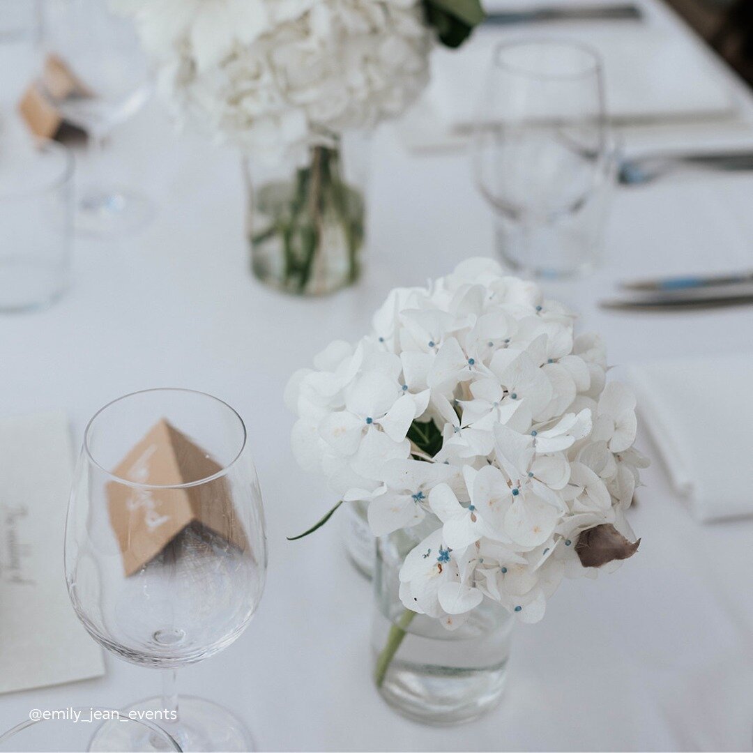 I'm still so obsessed with the styling to Karolina &amp; Marcus's Wedding 💫🖤

Simple and stunning, @buttercupfloralsau absolutely smashed it! 

📸 @montanawilsonphotographer

Coordination: Emily Jean Events | @emily_jean_events
Venue: Dunes Palm Be