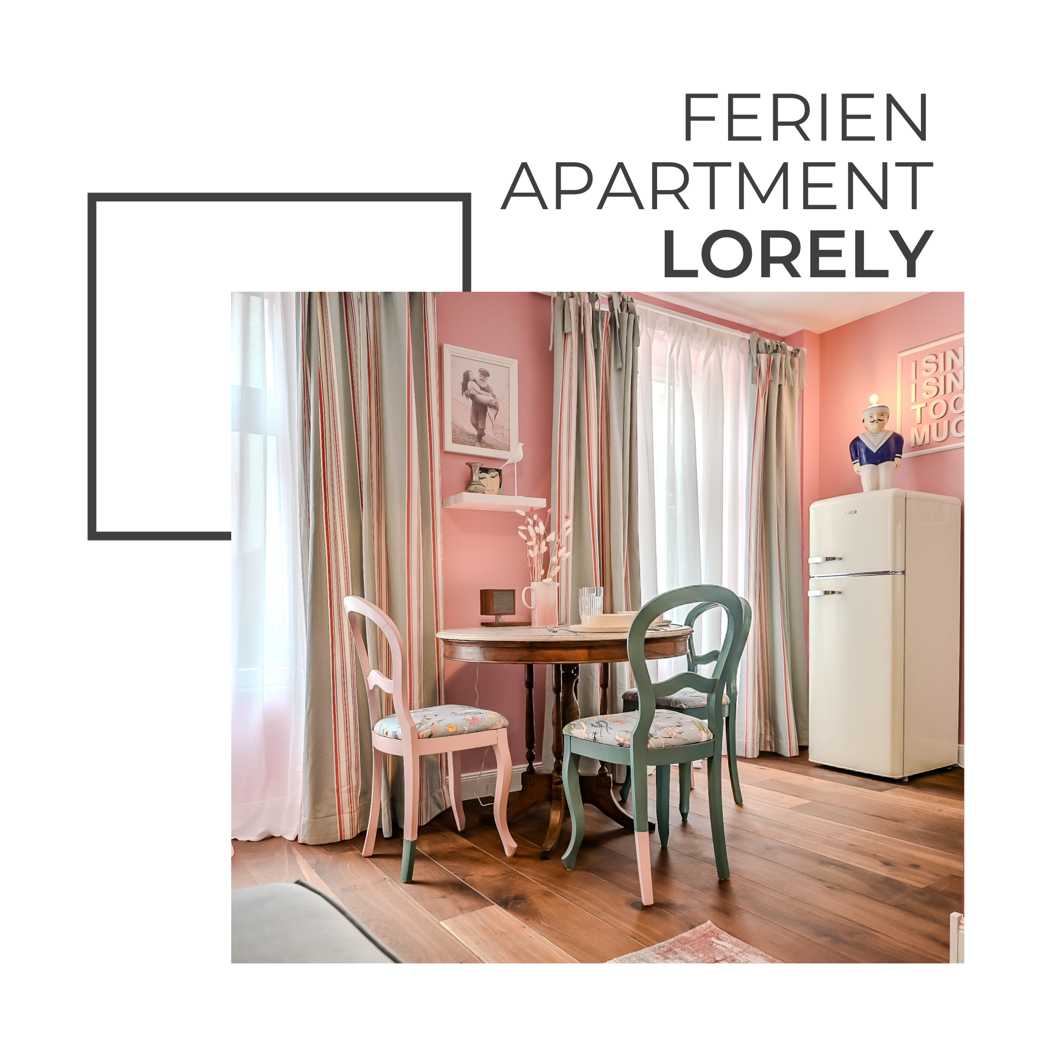 Inneneinrichtung eines Apartments mit einem runden Holztisch, zwei Stühlen (einen in Pastellrosa, den anderen in Pastellgrün), einer weißen Kaffeemaschine, Dekorationsgegenständen und Farblichen Vorhängen in einem pinkfarbenen Raum.