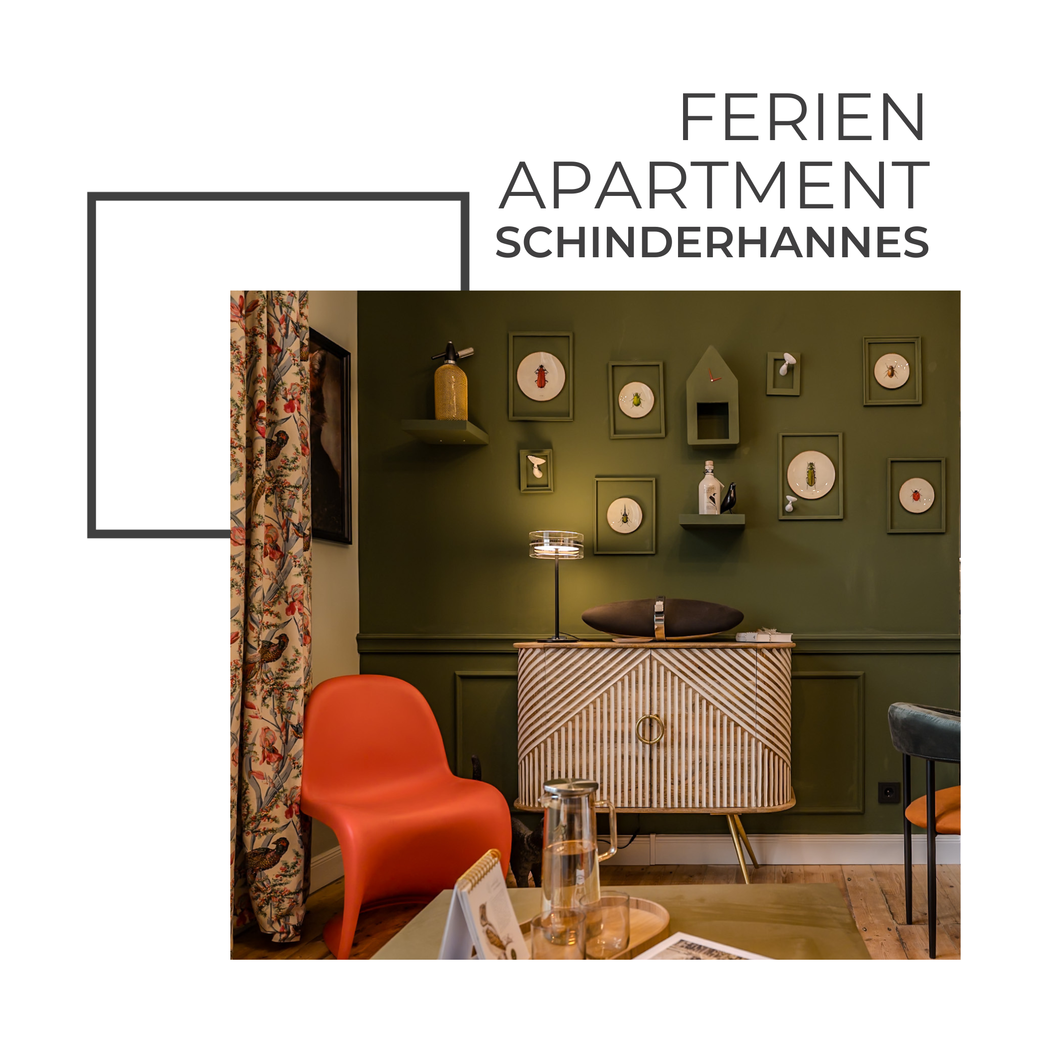 Inneneinrichtung eines Apartments mit grüner Wand, Wanddekorationen, roter Sessel, Holzkommode, Tischlampe, Wasserkrug und Gläser.