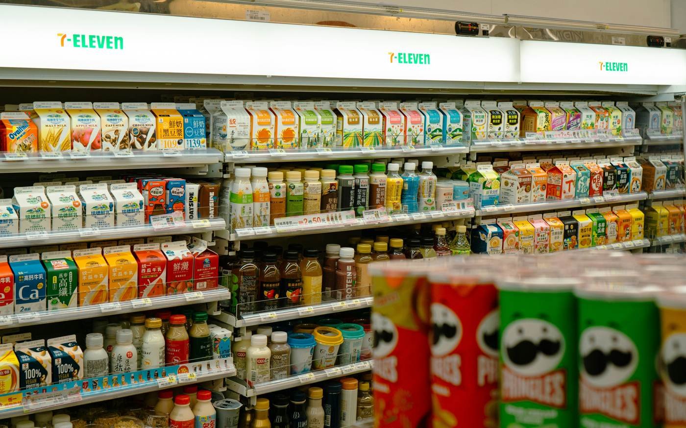 Overwhelming supermarket shelves with hundreds of products — metaphor for the paralysis of choosing between thousands of ETFs.