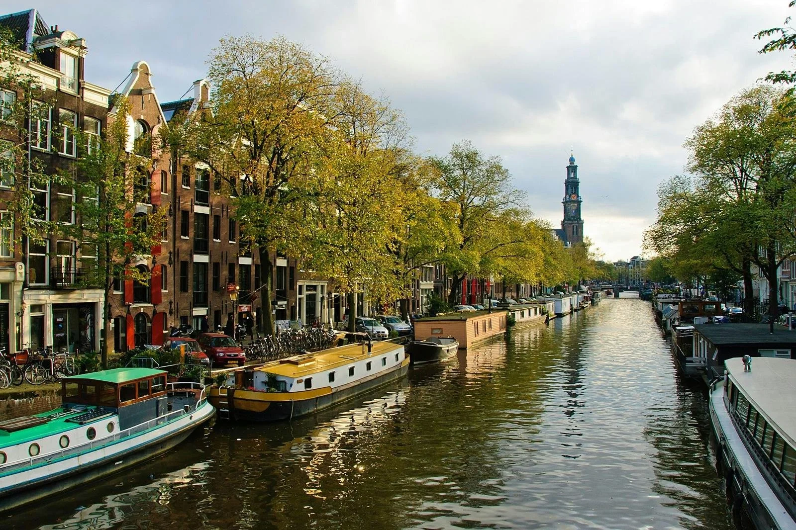 Amsterdam canal scene illustrating Dutch Box 3 investment tax changes.
