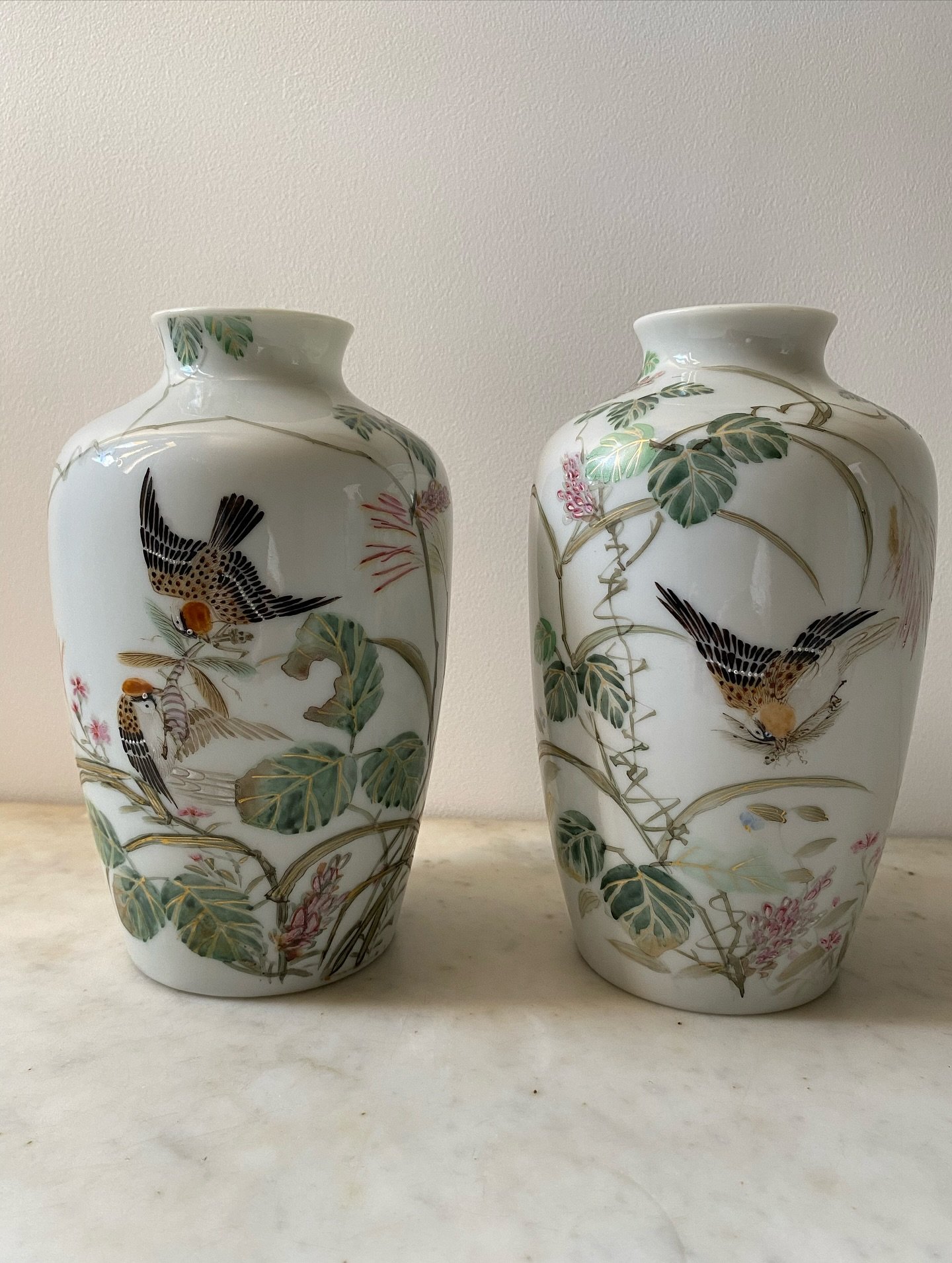 Japon &egrave;re Taisho (1912-1926), paire de vases en porcelaine &eacute;maill&eacute;e. Atelier de Yokohama. Hauteur :18 cm.  Japan Taisho era (1912-1926). Pair of enameled porcelain vases. Yokohama workshop. Height : 18 cm.  #japaneseantiques #ant