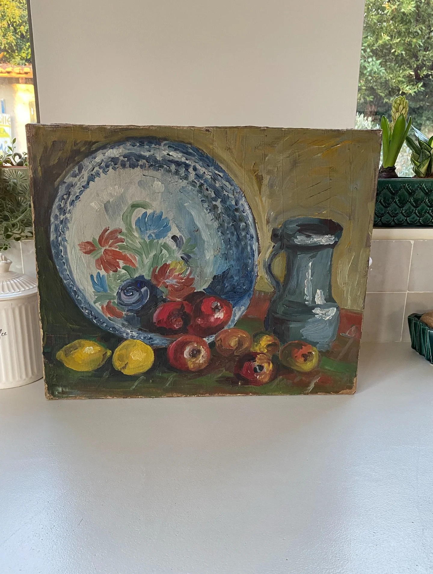 Derniers ajouts avant No&euml;l. En vente sur le site. Trois tr&egrave;s beaux tableaux et des poteries anciennes. #frenchantique #artfullhome #worldofinteriors #artforsale #1920artdeco