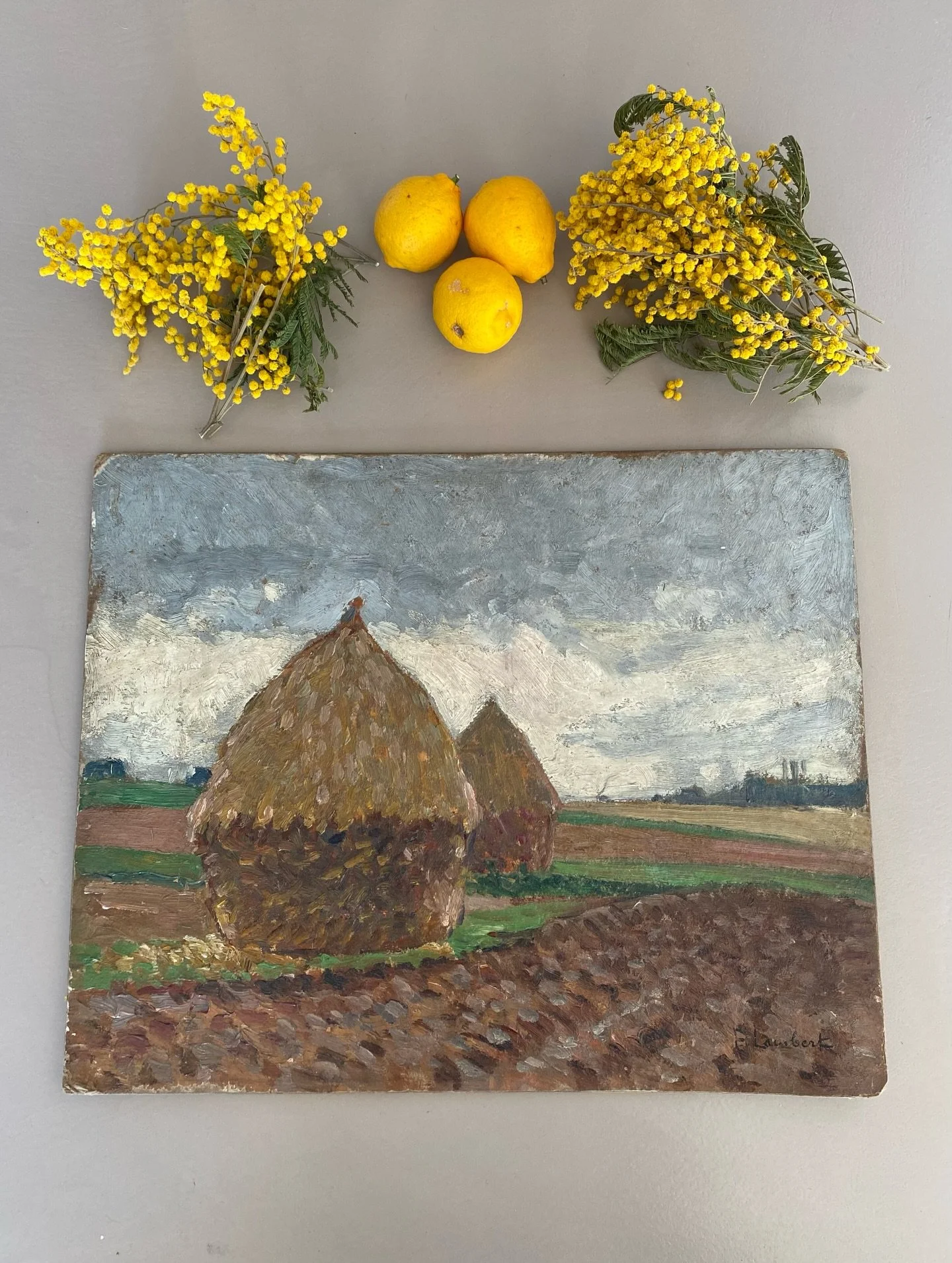 Fernand Alexis Lambert (1868-1935). Les meules de foin. Huile sur carton. Haystacks. Oil on cardboard. #french20thcenturypainting #interiordecor #vintagehomedecor