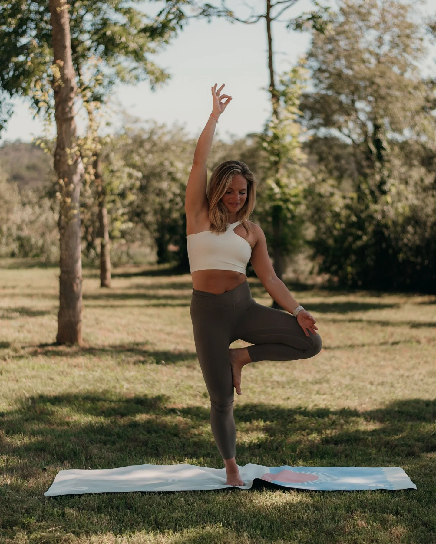 Wenn die Welt noch schläft, balanciere ich auf Wolken und Wurzeln zugleich.☁️🌳
 
#morningflow #outdooryoga #nature #treepose #balance #retreat