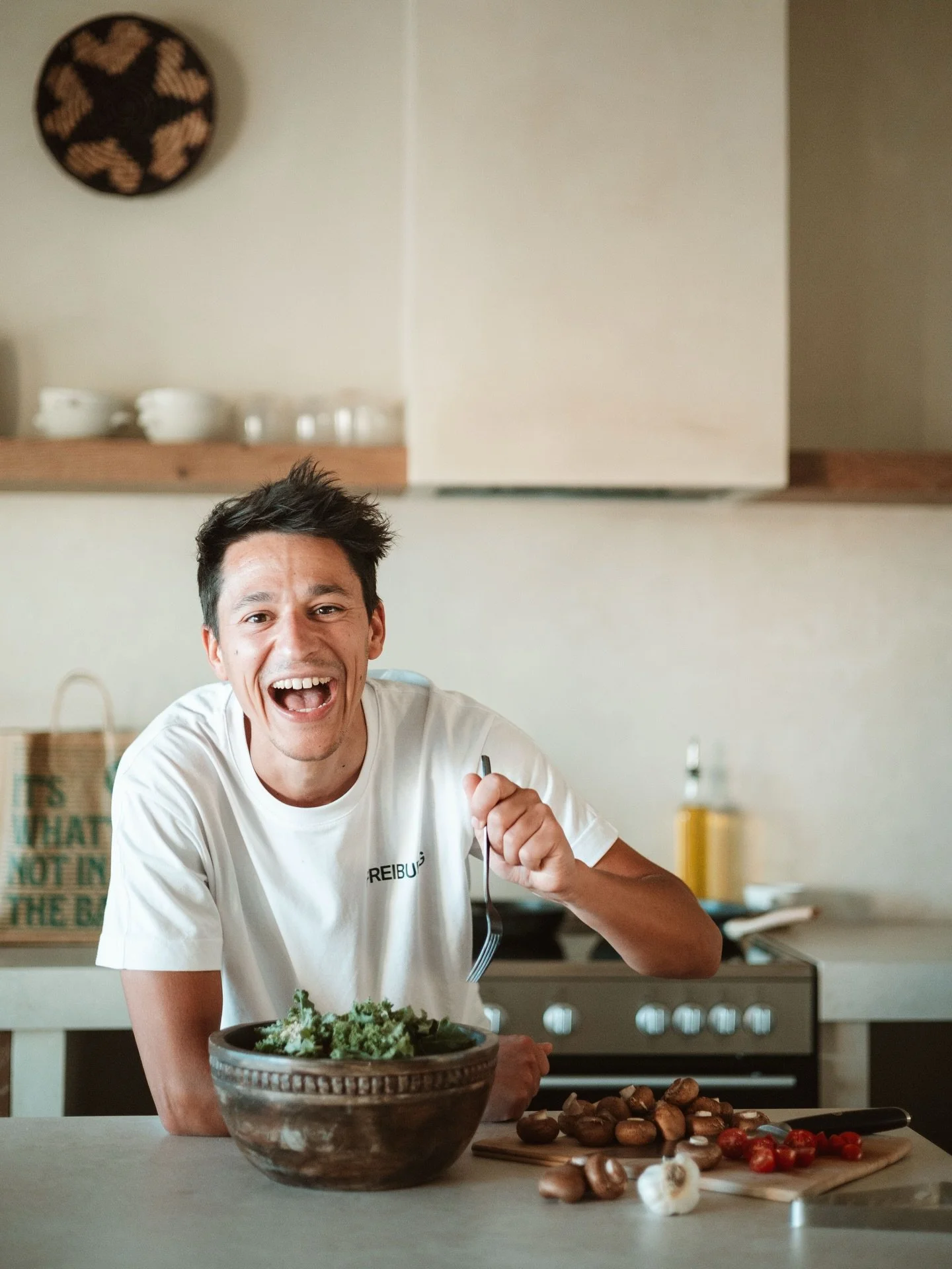 Kale him crazy.👨🏽&zwj;🍳🥬 &hellip; frischer Gr&uuml;nkohl, direkt geerntet &ndash; aus dem Whole Foods.🙊
 
Vielleicht haben wir auch nur eine neue Kreation ausprobiert f&uuml;r unseren Food Blog. N&auml;mlich einen veganen, unheimlich cremigen Ka