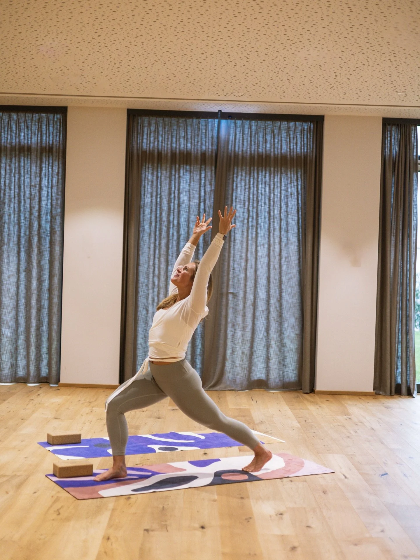 Cold outside, cozy inside.🧘🏽&zwj;♀️Swipe left: 👉🏻 Das sind aktuell meine liebsten Yoga Asanas! Im Winter tausche ich Rennrad gegen Yogamatte. F&uuml;r sanfte Flows, die K&ouml;rper und Geist entspannen und nebenbei Kraft, Stabilit&auml;t und Flex