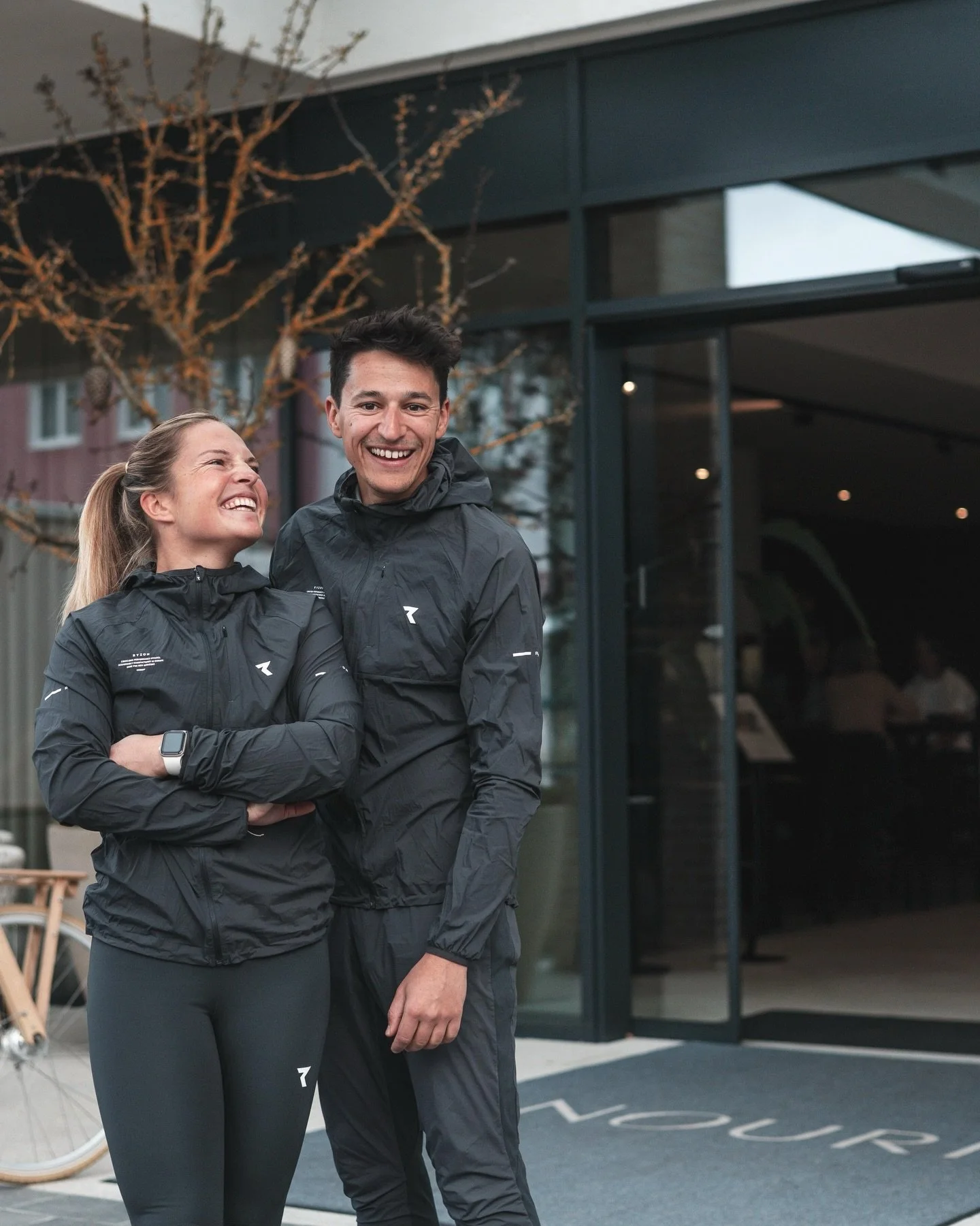 Ob wir schon voller Vorfreude sind auf unseren letzten @ryzon_community Trailrun morgen?🤍✨ Und wie! Wir starten direkt am @nourihotel und gehen auf die Originalstrecke vom Herbstlauf🤞🏼&ndash; na gut, etwas feingetunet und noch besser!🌲 Swing by a