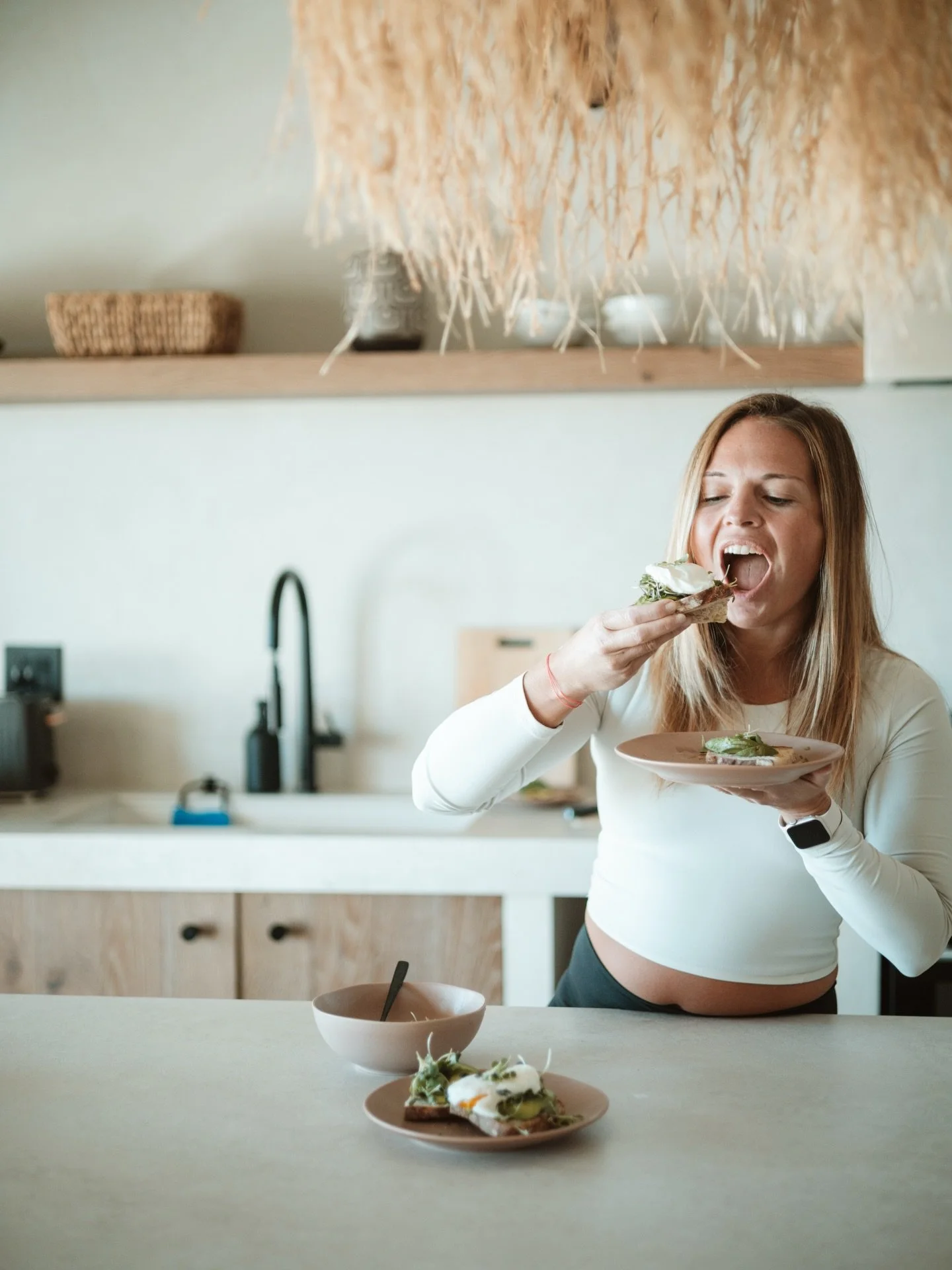 ⚠️Achtung, dieser Avo Toast sieht harmlos aus &ndash; bis du reinbei&szlig;t.🙊 Poached Egg und Mircrogreens = gef&auml;hrliche Kombi! Leider auch gef&auml;hrlich lecker &hellip; 🥑🍳 

#avotoast #breakfastclub #healthykitchen #foodie #veggie