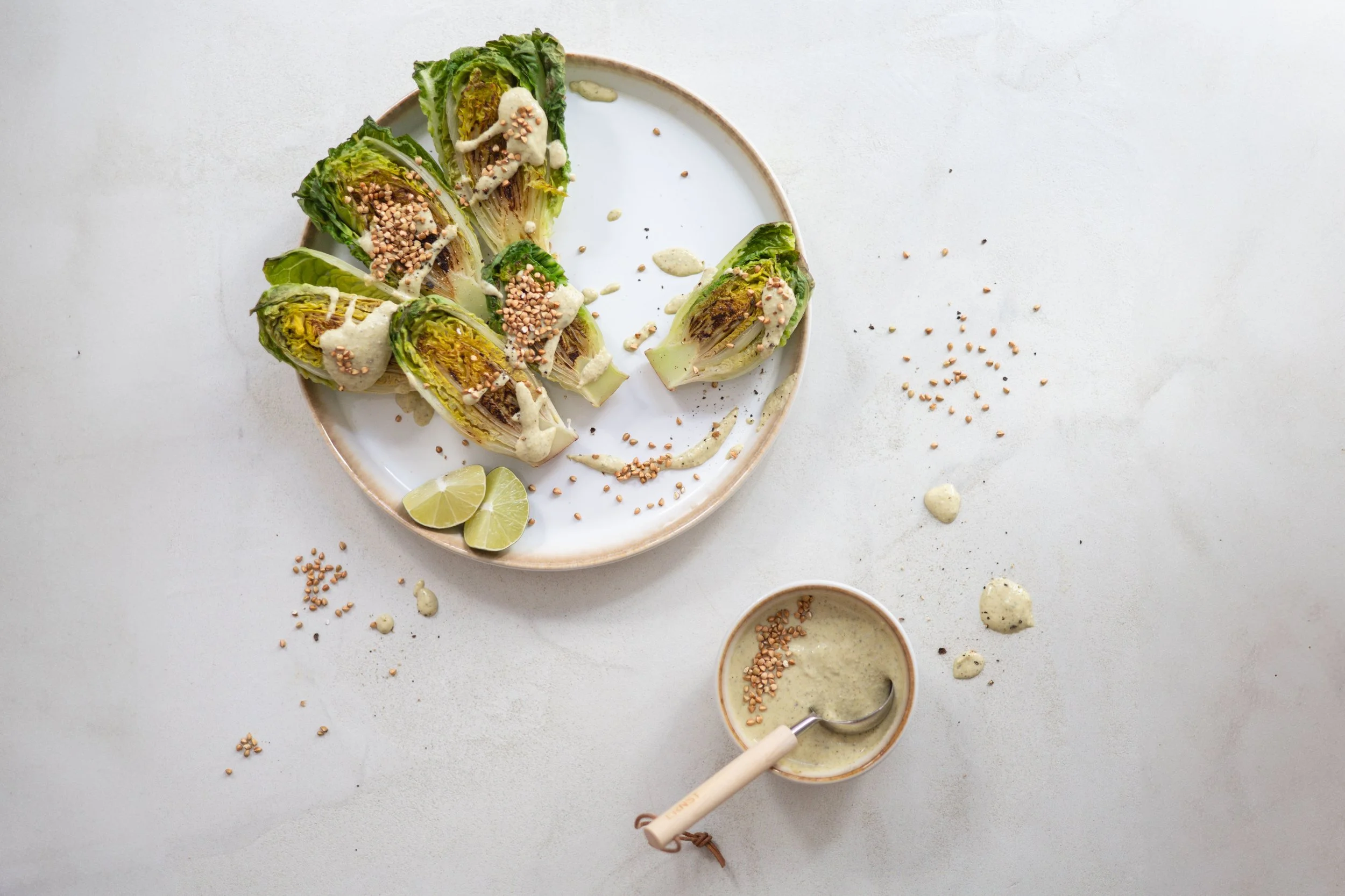gegrillter Romanasalat mit Ceasar-Dressing
