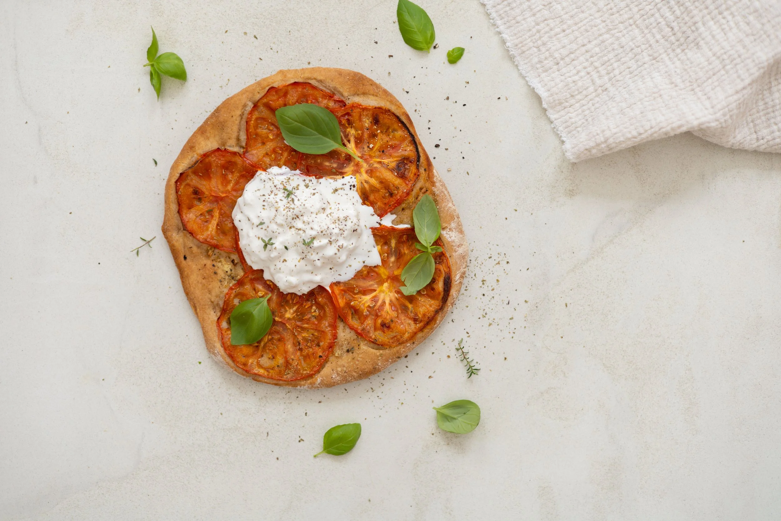 Pizza Bianca mit Tomaten