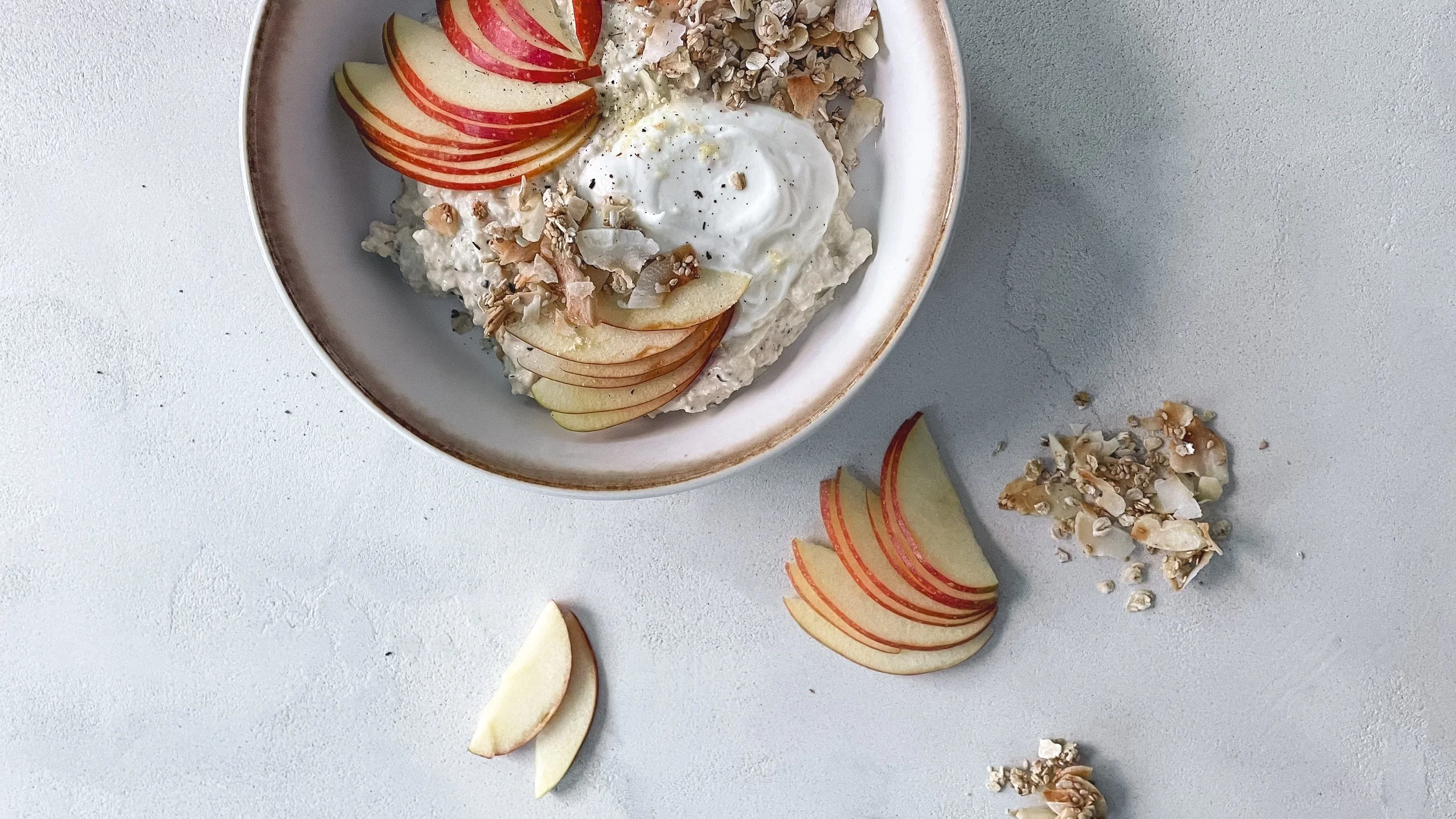 Bircher Müsli mit Äpfeln und Tonkabohne