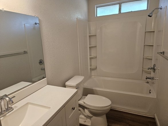 1270_Bradley_bath1_50.jpg