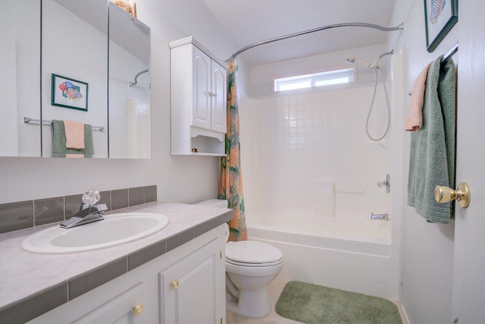 4552 Hickory bathroom.jpg
