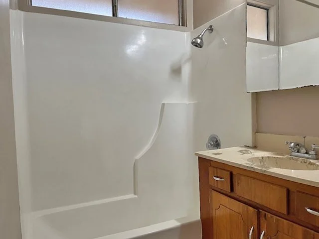 12097 Romar bathroom.jpg