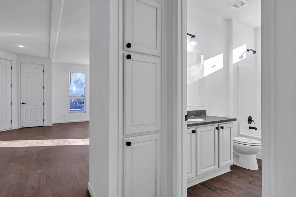 808 Butternut bathroom.jpg